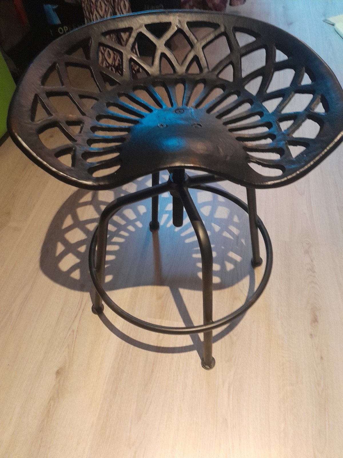 Barkruk met tractorzitting - Industrieel design, Huis en Inrichting, Barkrukken, Gebruikt, 60 tot 90 cm, Metaal, 2 krukken, In hoogte verstelbaar