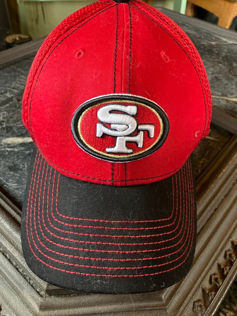 San Francisco 49ers Pet - Rood/Zwart - New Era 39THIRTY, Kleding | Heren, Ophalen of Verzenden, Zo goed als nieuw, 57 cm (M, 7⅛ inch) of minder
