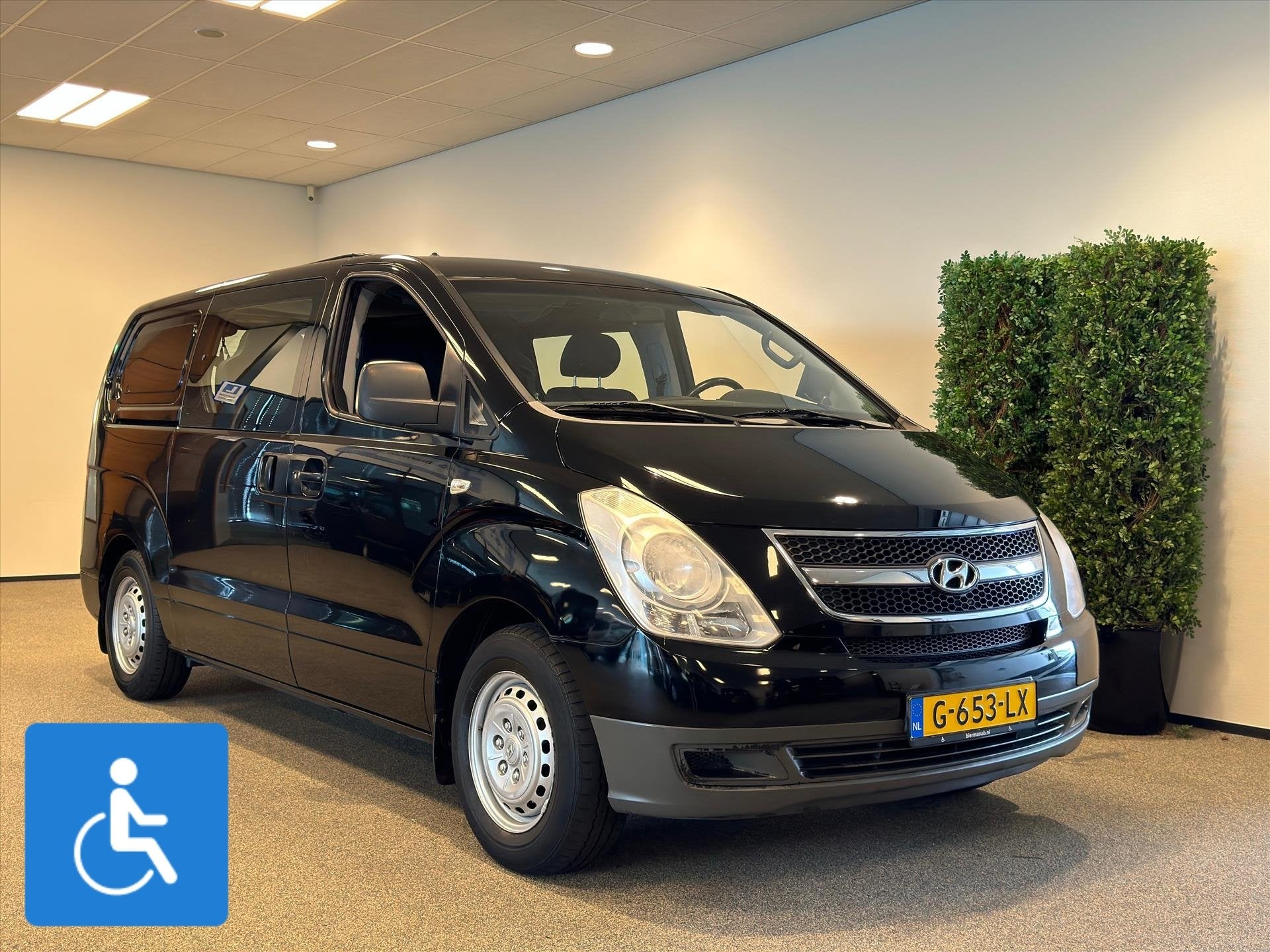 Hyundai H300 L2H1 Rolstoelbus / Camper / Hefdak, Gebruikt, Zwart, 4 stoelen, 116 pk