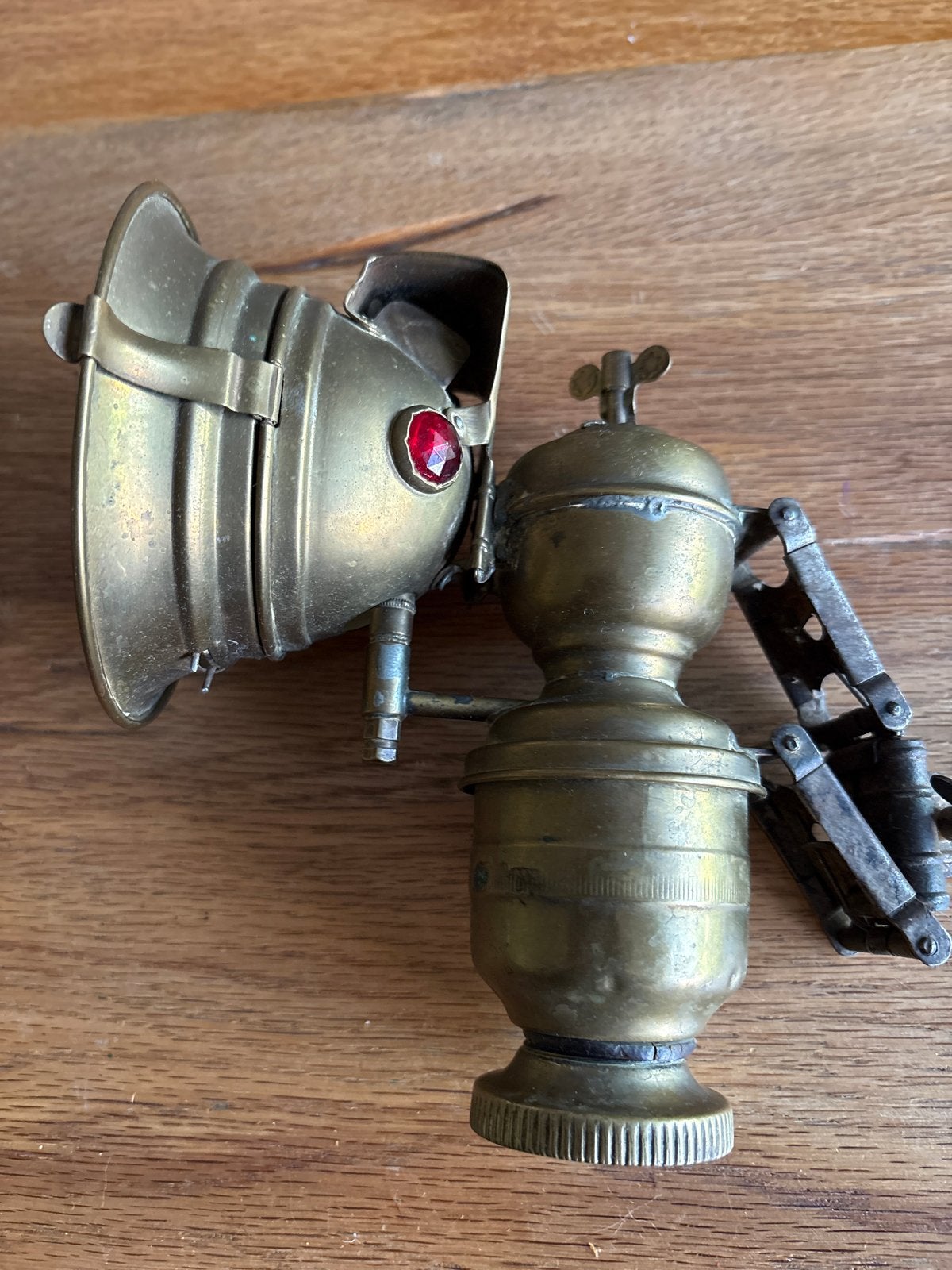 Antieke messing carbid fietslamp met rode juwelen, Ophalen of Verzenden