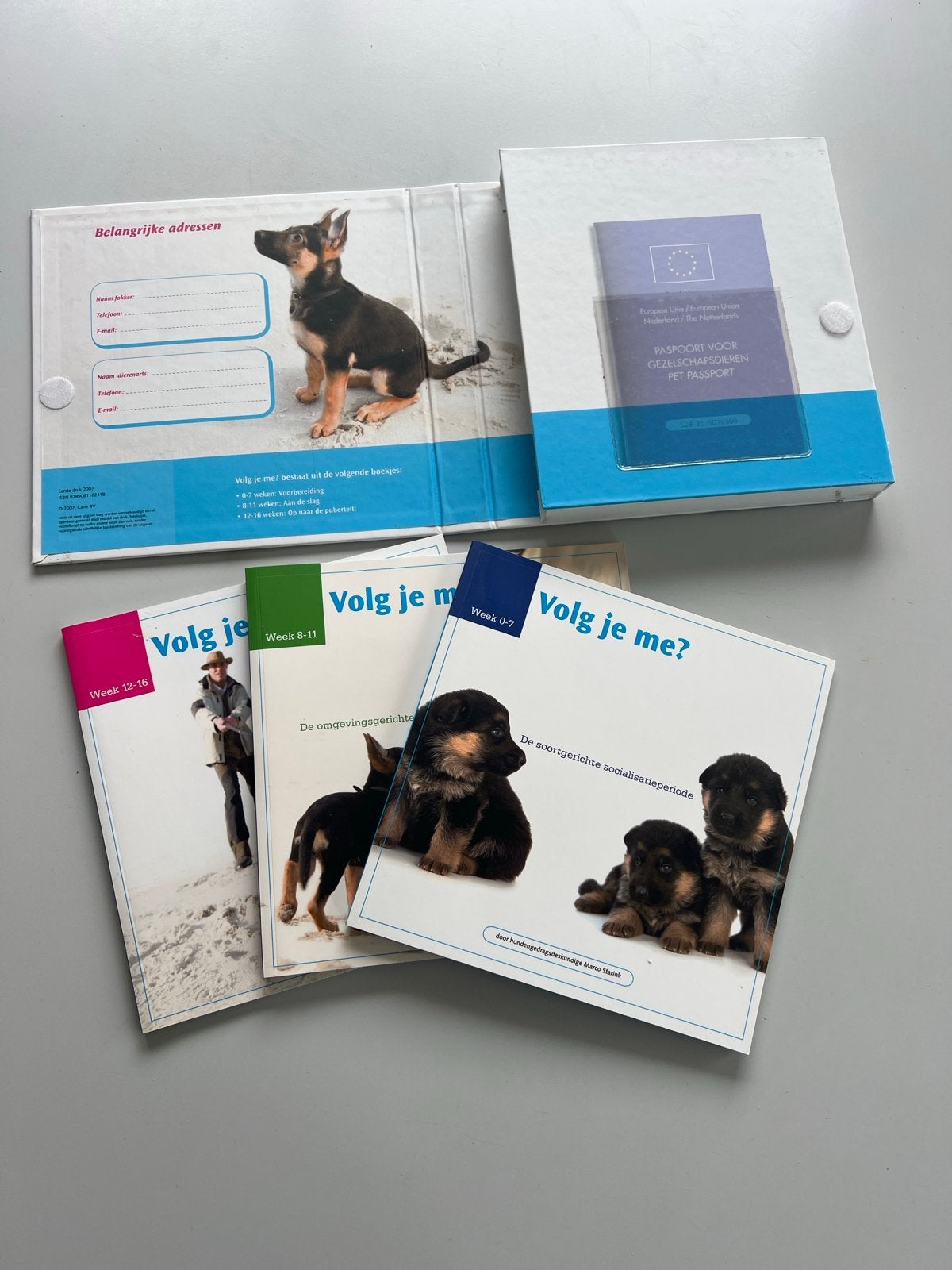 Volg je me? Puppy begeleidingsboekjes + paspoorthoes, Ophalen of Verzenden, Zo goed als nieuw, Honden