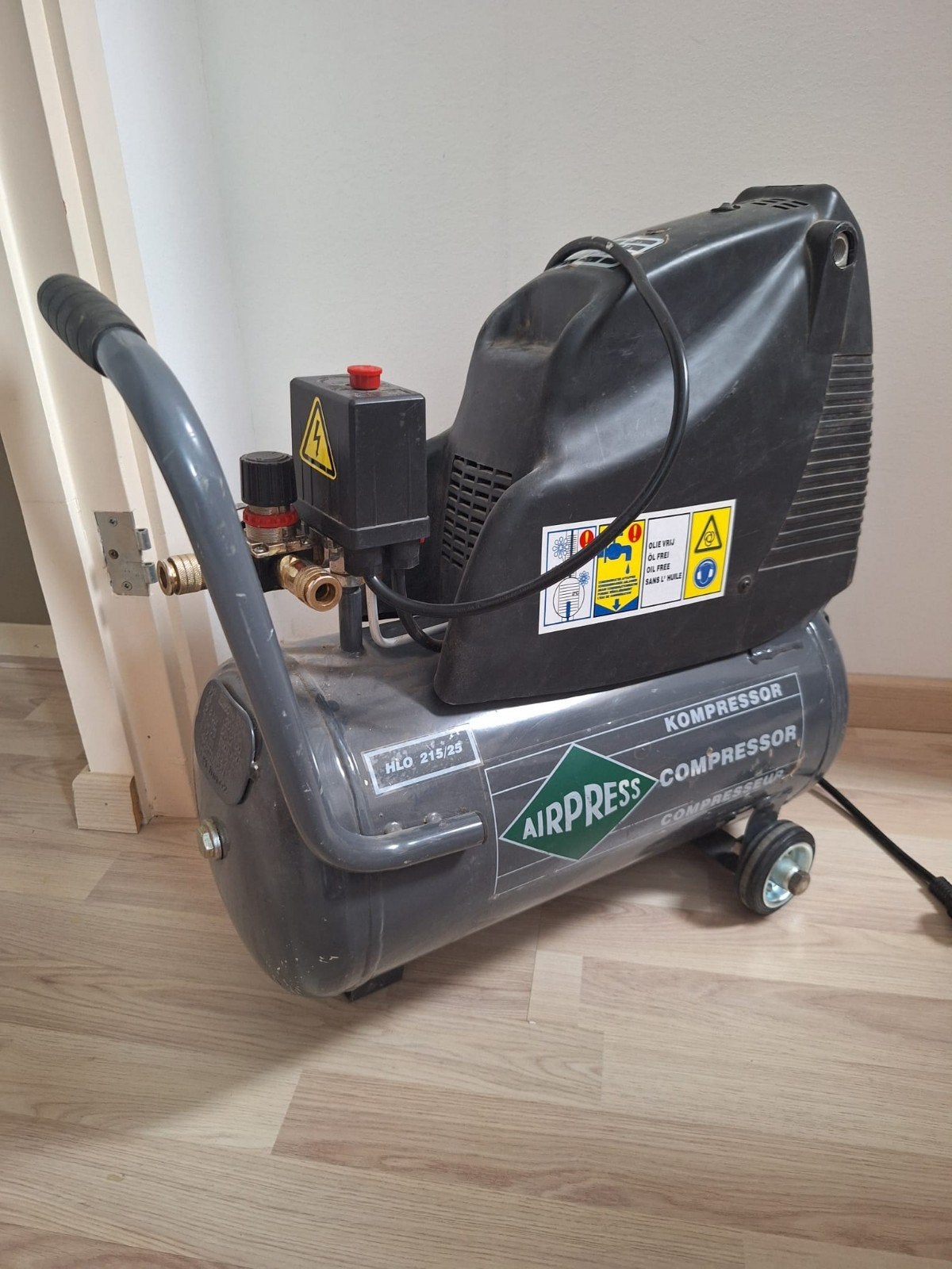 Airpress compressor, Ophalen, Gebruikt, 6 tot 10 bar, Minder dan 200 liter/min