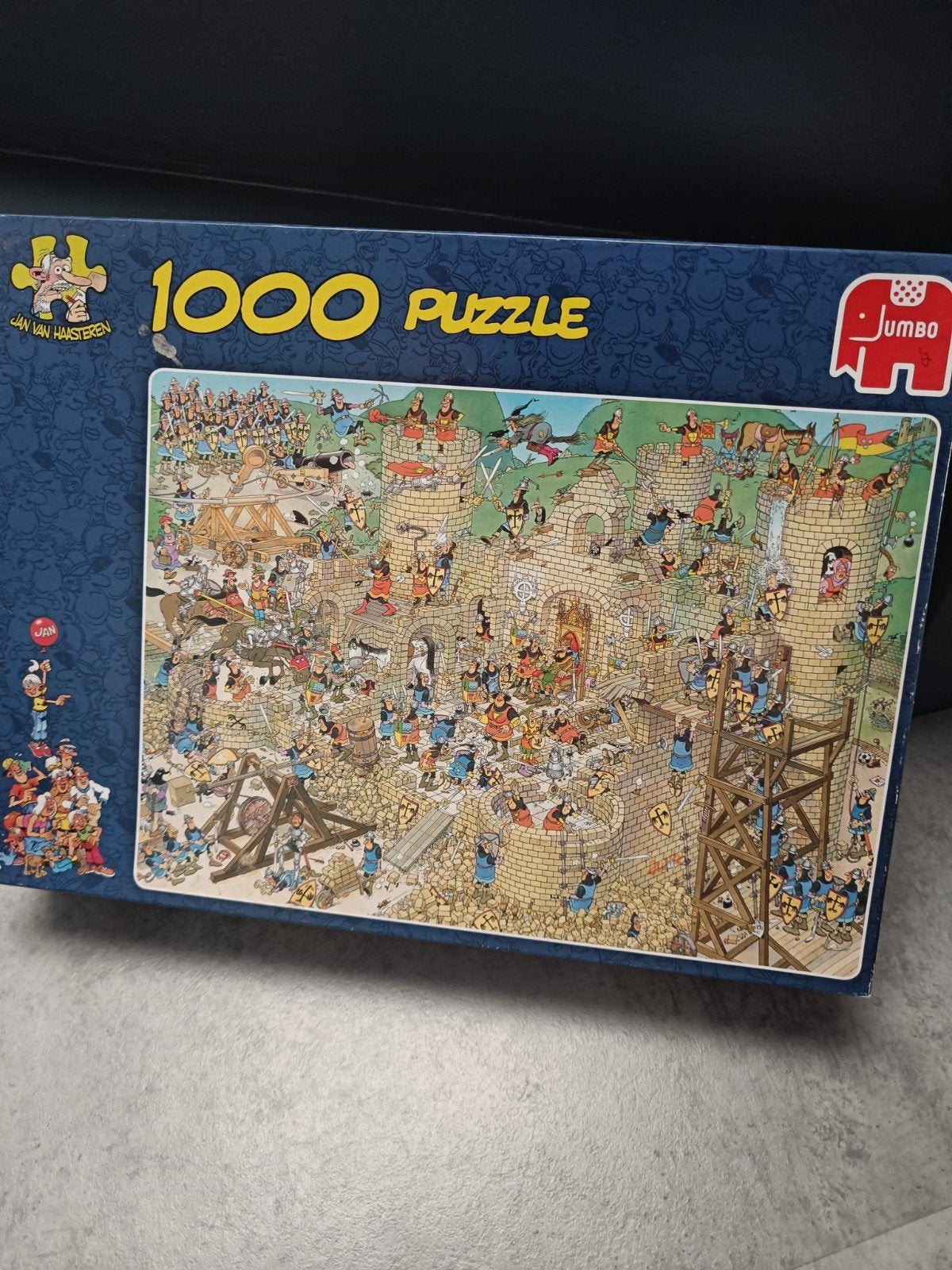 Jan van Haasteren 1000 stukjes - De Belegering, Ophalen of Verzenden, 500 t/m 1500 stukjes, Zo goed als nieuw, Legpuzzel