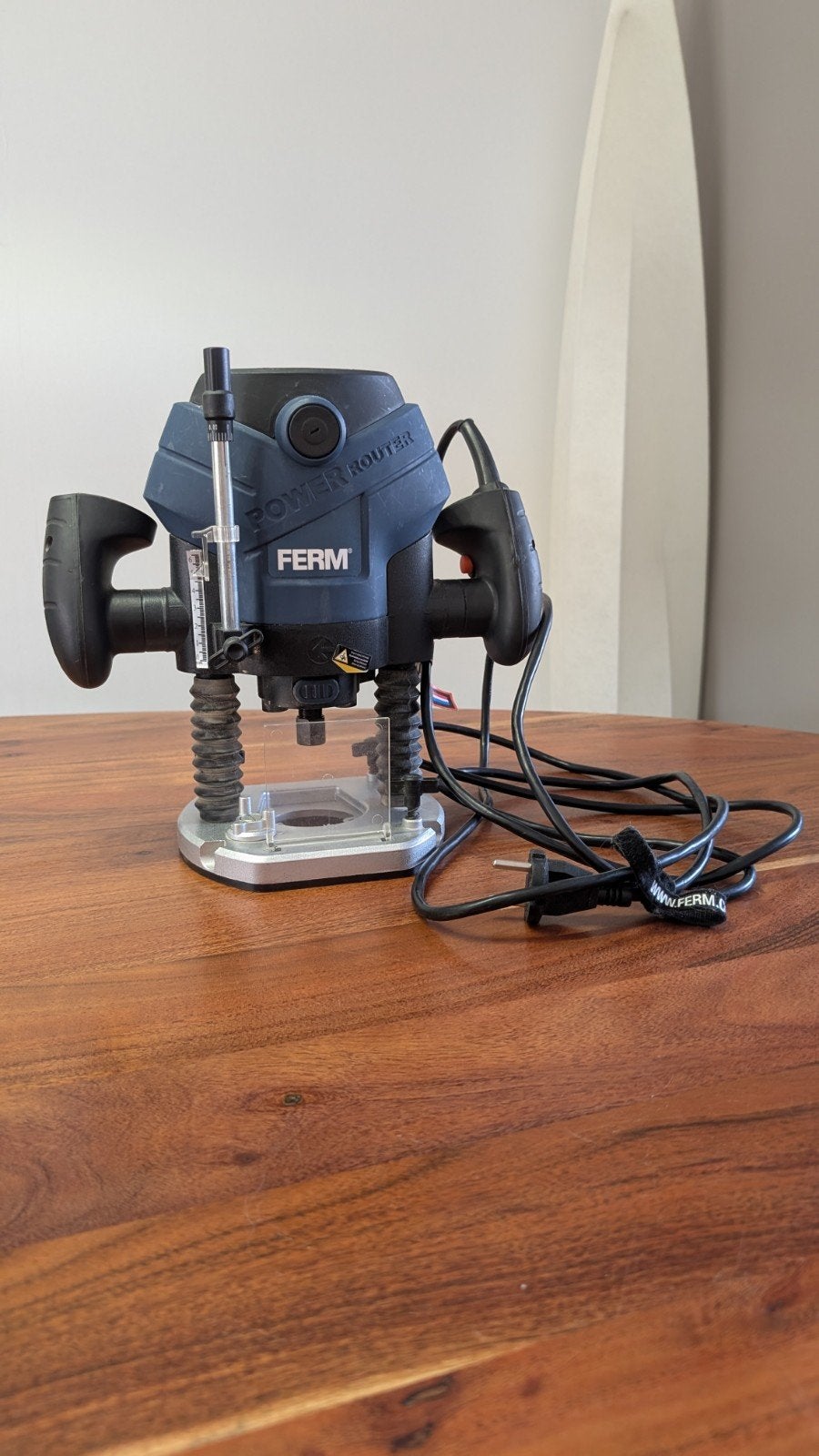 FERM PRM1015 precisie bovenfree incl. assortiment frezen, Ophalen of Verzenden, Zo goed als nieuw, Bovenfrees, Black & Decker, Kinzo, Makita, Bosch, Ferm