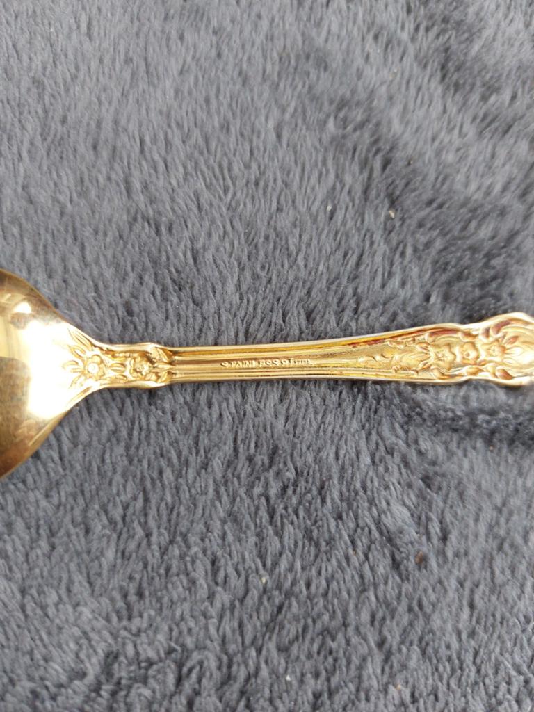 Gouden theelepel met sierlijke gravures - Roestvrij staal, Antiek en Kunst, Antiek | Bestek, Ophalen of Verzenden