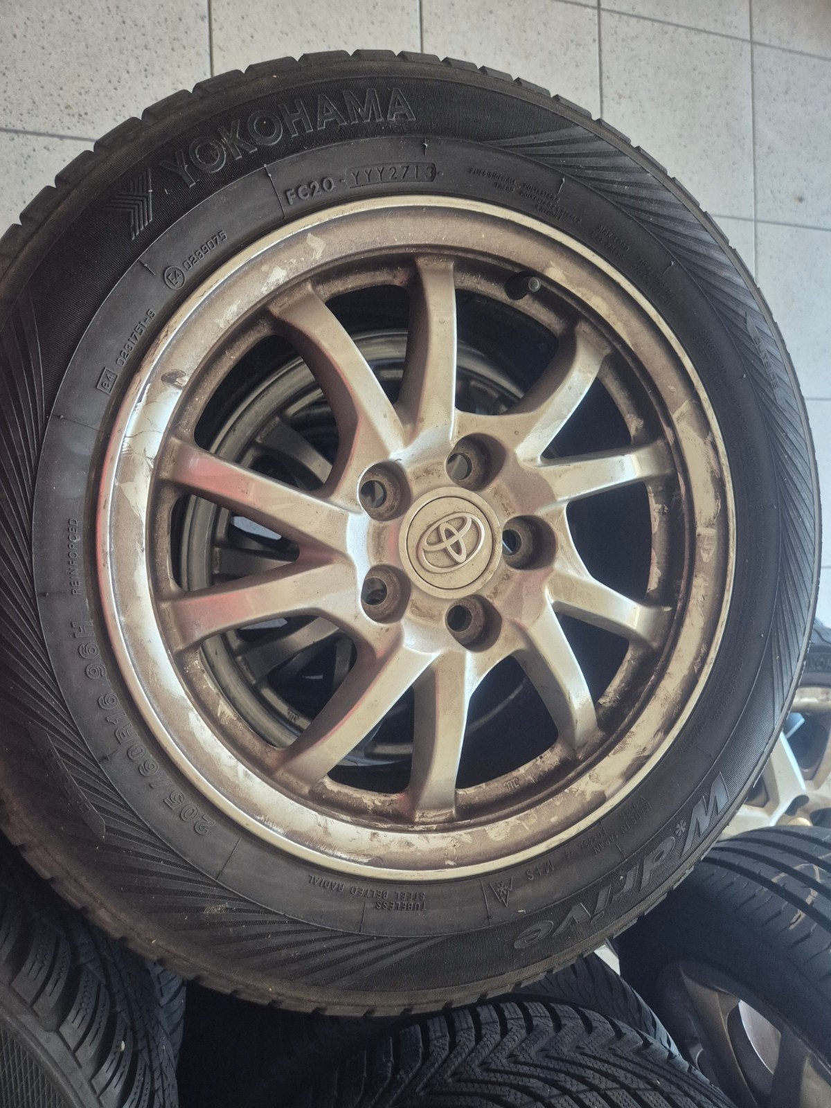 Toyota 15 inch velgen met Yokohama winterbanden, Ophalen, Gebruikt