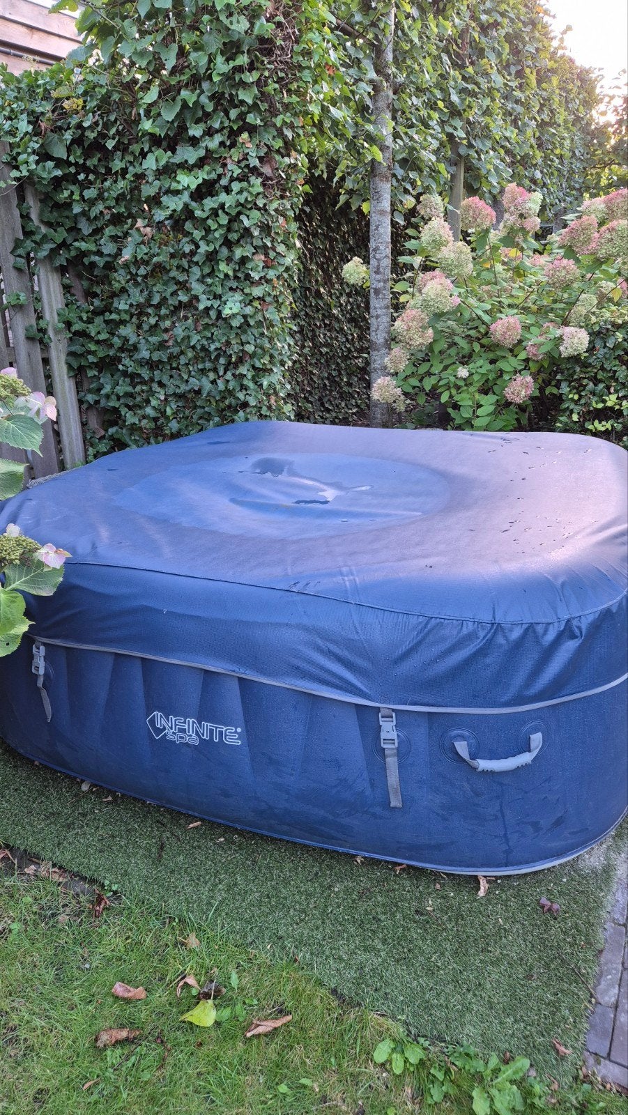 Infinite Spa Champion opblaasbare jacuzzi voor 6 personen, Ophalen, Gebruikt, Afdekzeil, Opblaasbaar