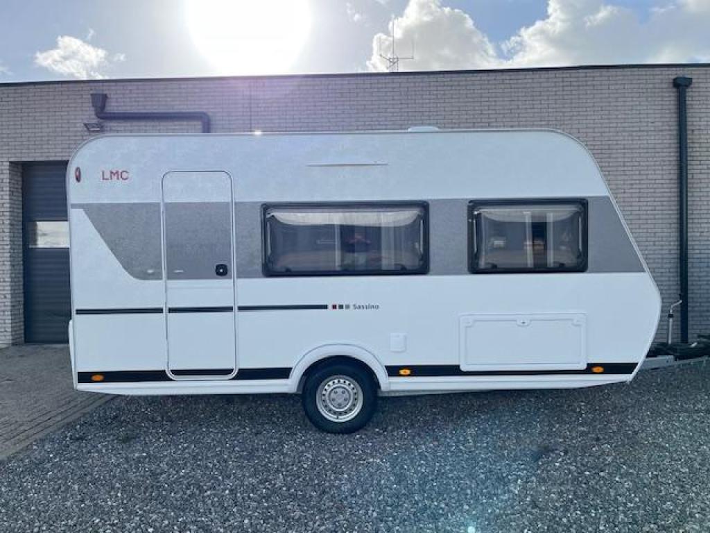 LMC Sassino 430 D 2024 Incl. Luifel en deeltent, Caravans en Kamperen, Caravans, Schokbreker, Bedrijf, Tot en met 3, 4 tot 5 meter