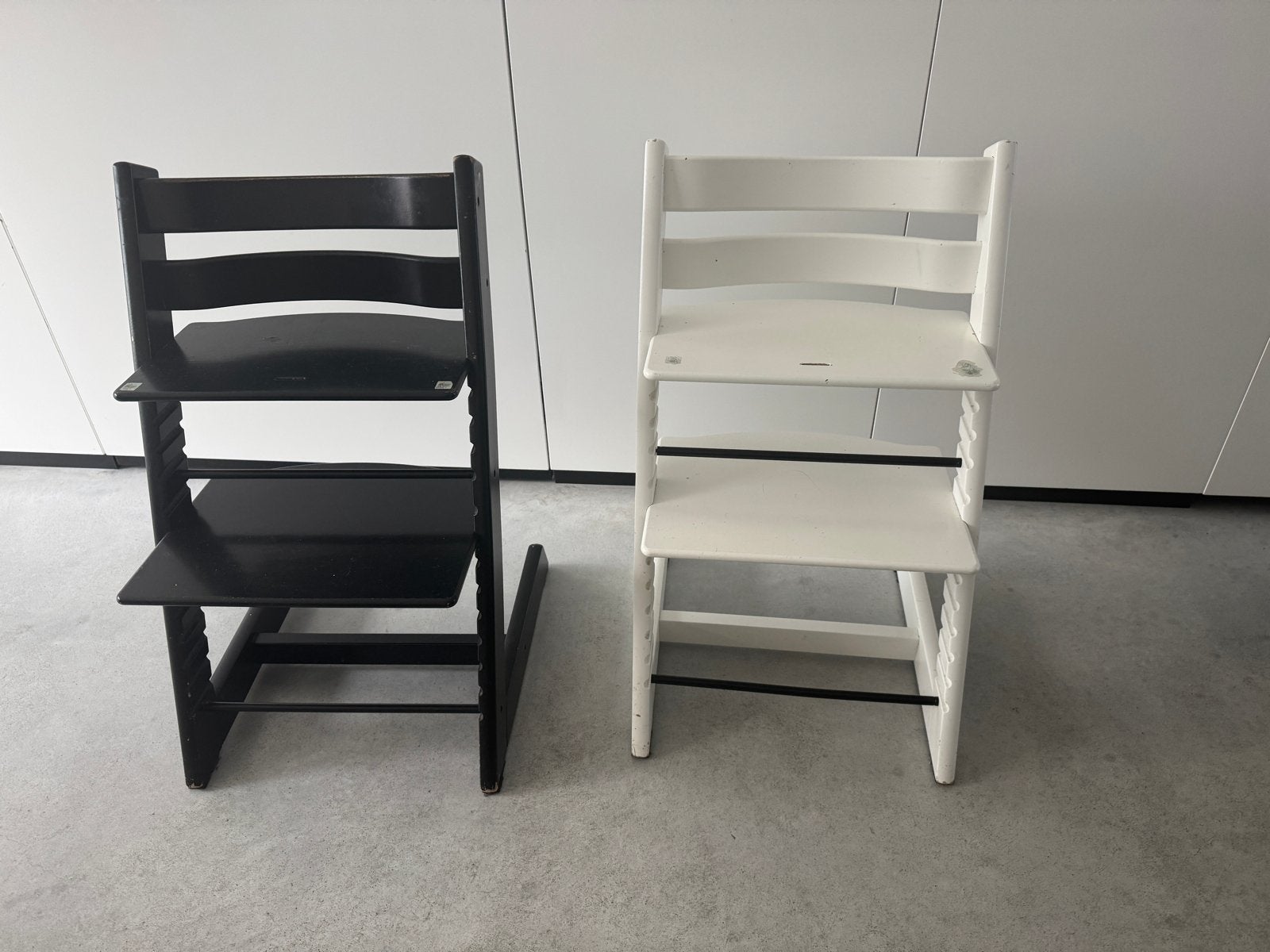 2x Stokke Tripp Trapp meegroeistoelen (wit en zwart), Kinderen en Baby's, Ophalen, Gebruikt, Meegroeistoel