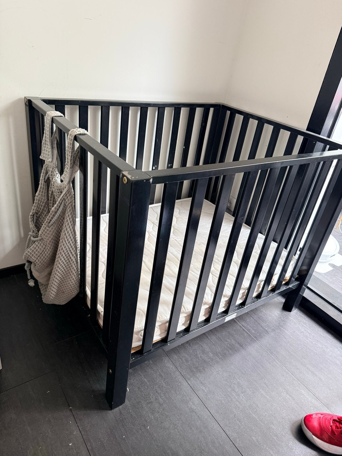 Zwarte babybox met matras, Ophalen, Gebruikt