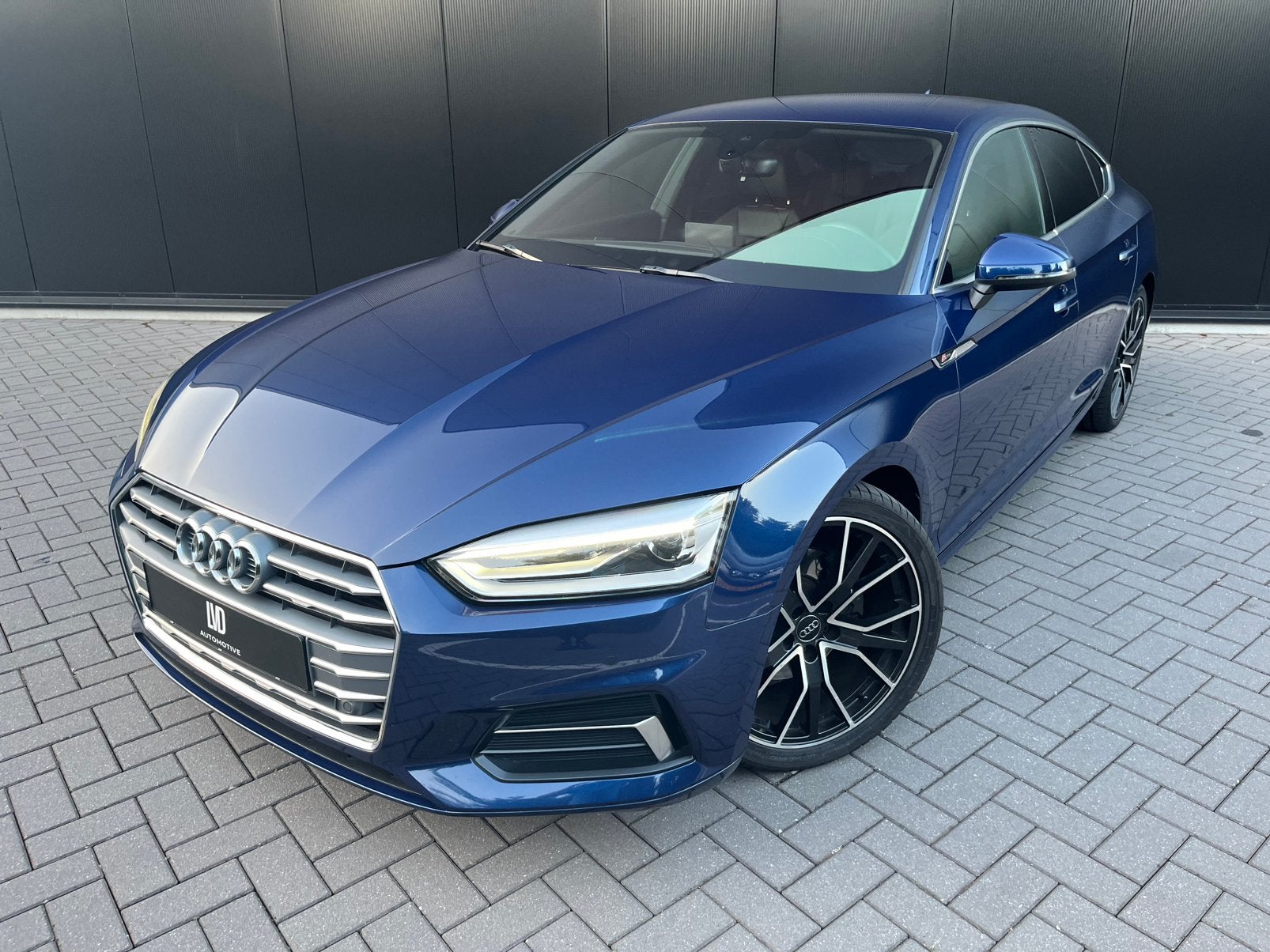 Audi A5 Sportback 2.0 TFSI MHEV 3X S-LINE AUT KEYLESS LED NA, Blauw, Leder en Stof, Hybride Elektrisch/Benzine, Geïmporteerd