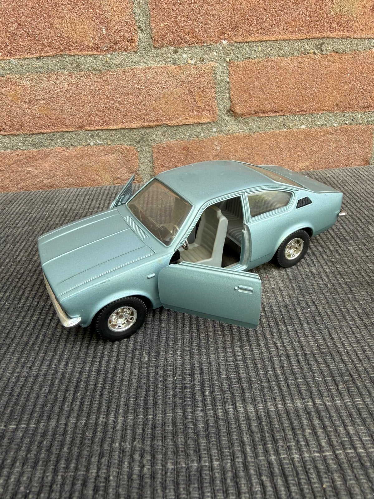 1:24 Opel Kadett coupé, Ophalen of Verzenden, Gebruikt, Auto, Bburago