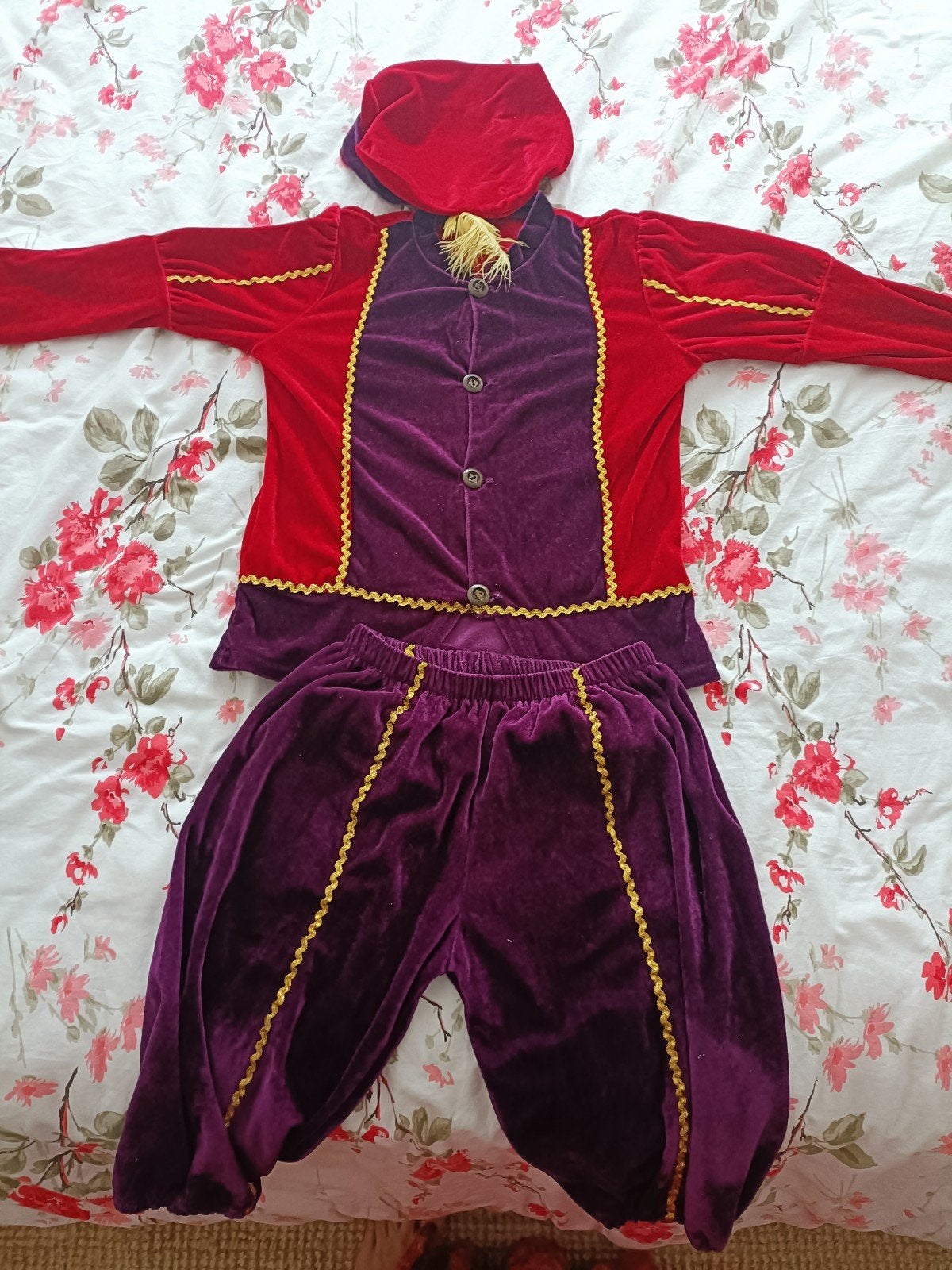 Sinterklaas Piet kostuum 140  rood/paars fluweel, Kinderen en Baby's, Ophalen of Verzenden, Zo goed als nieuw, 134 t/m 140, Jongen of Meisje