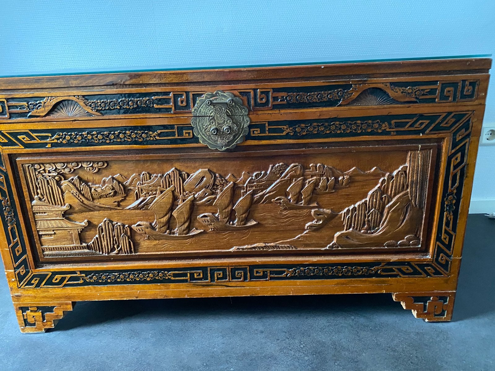 Antieke Chinese kist met houtsnijwerk en glazen blad, Ophalen