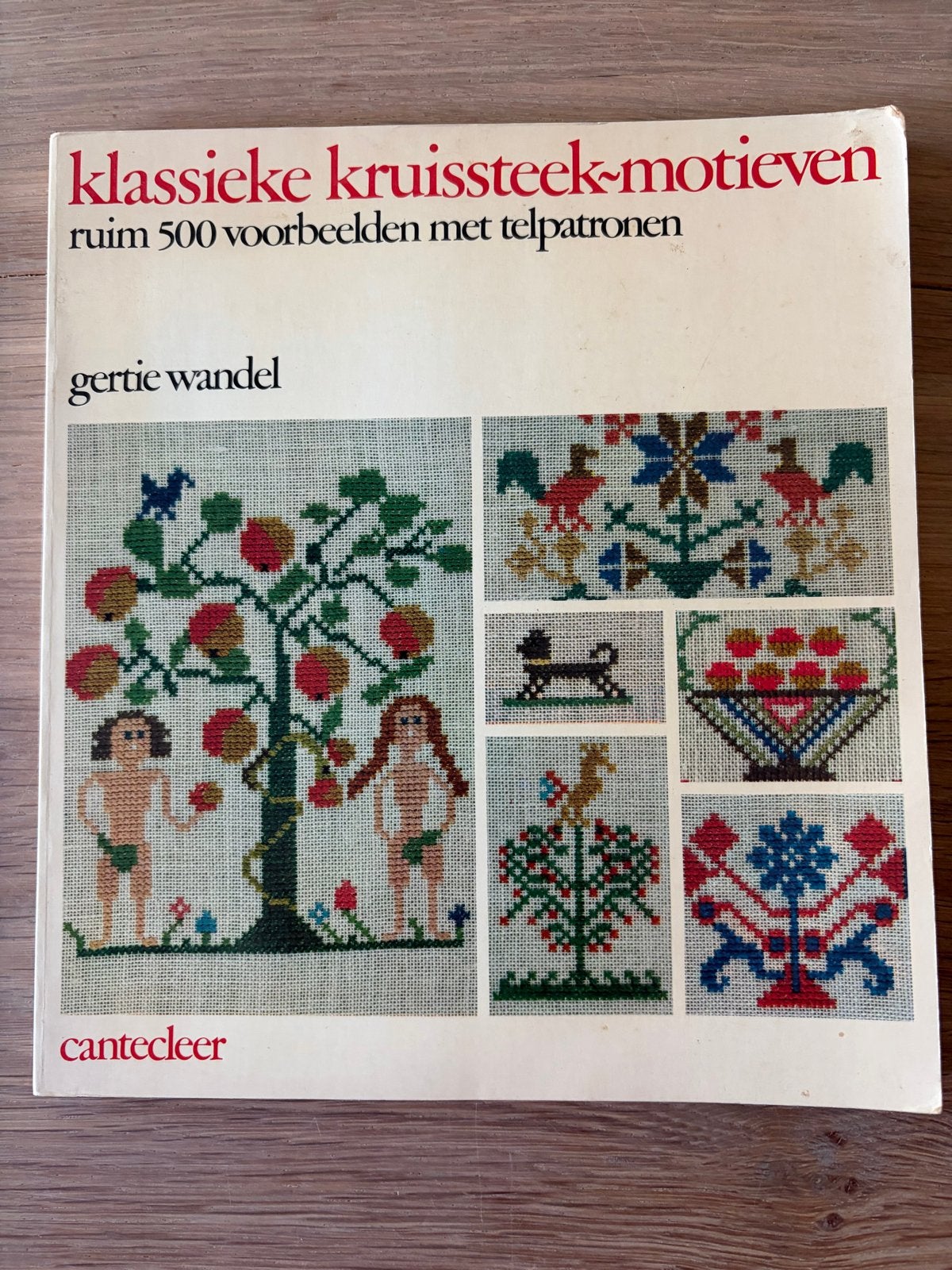 Klassieke Kruissteekmotieven - Gertie Wandel, Ophalen of Verzenden, Gelezen, Borduren en Naaien
