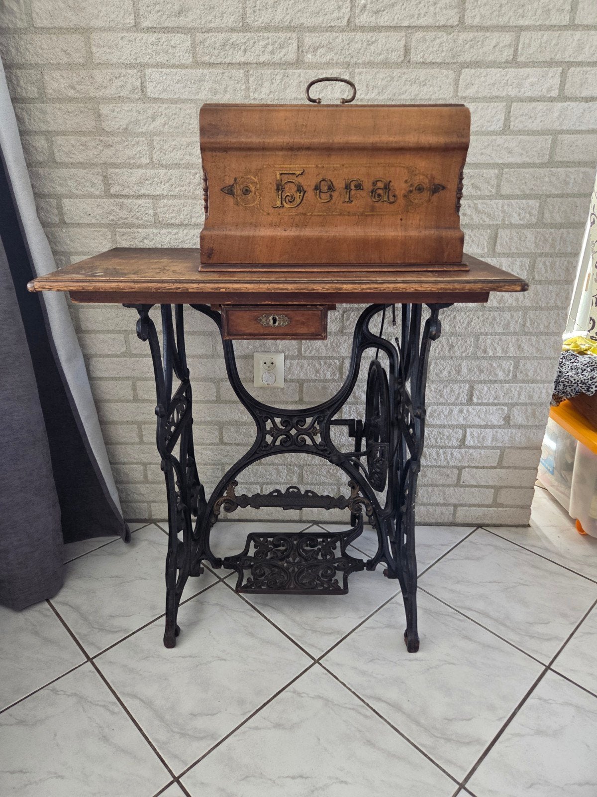 Antieke naaimachine met houten kist en gietijzeren onderstel, Antiek en Kunst, Ophalen