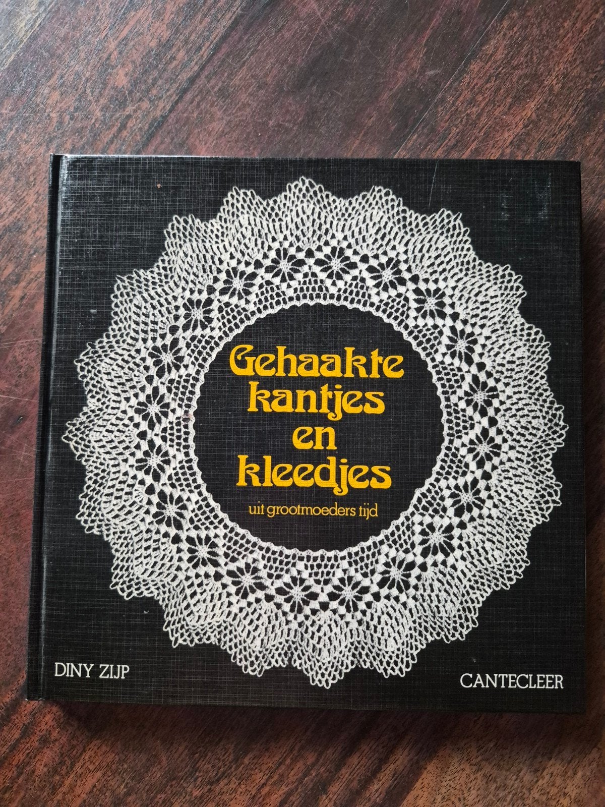 Gehaakte kantjes en kleedjes uit grootmoeders tijd, Ophalen of Verzenden, Zo goed als nieuw, Haken, Patroon of Boek