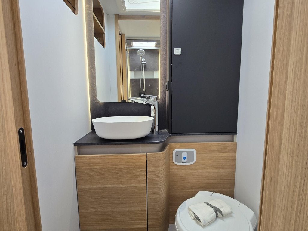 Foto 14 van Adria Matrix Plus 670 DL Nieuw Model 8Traps Automaat 2026