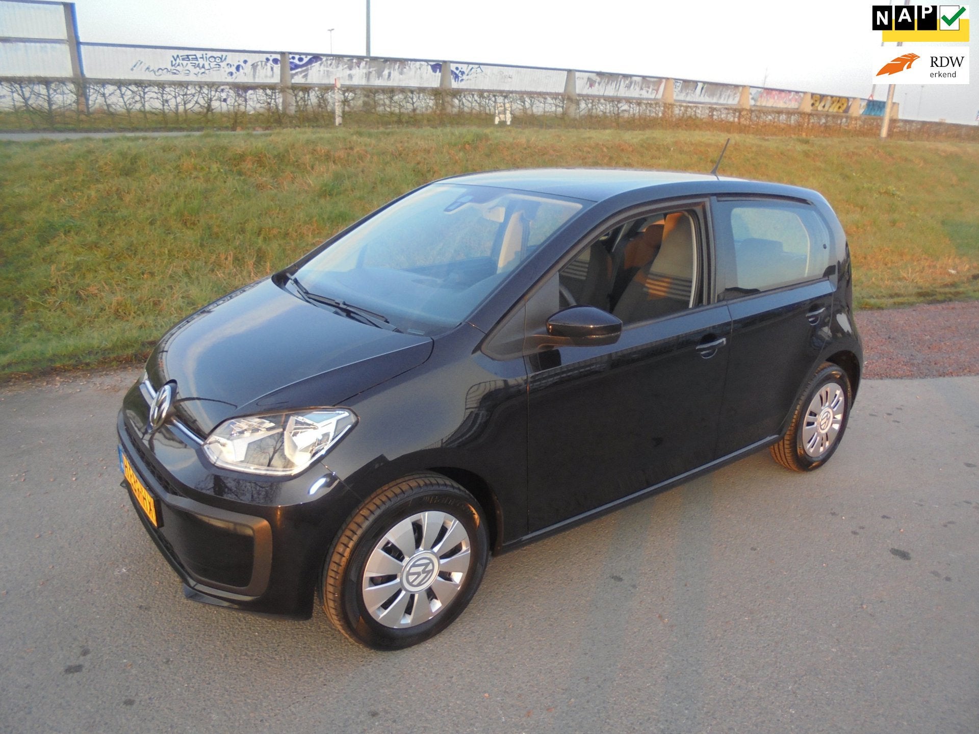 Volkswagen Up! Volkswagen Up 1.0 benzine airco 117.000km eer, Auto's, Voorwielaandrijving, Gebruikt, Start-stop-systeem, Origineel Nederlands