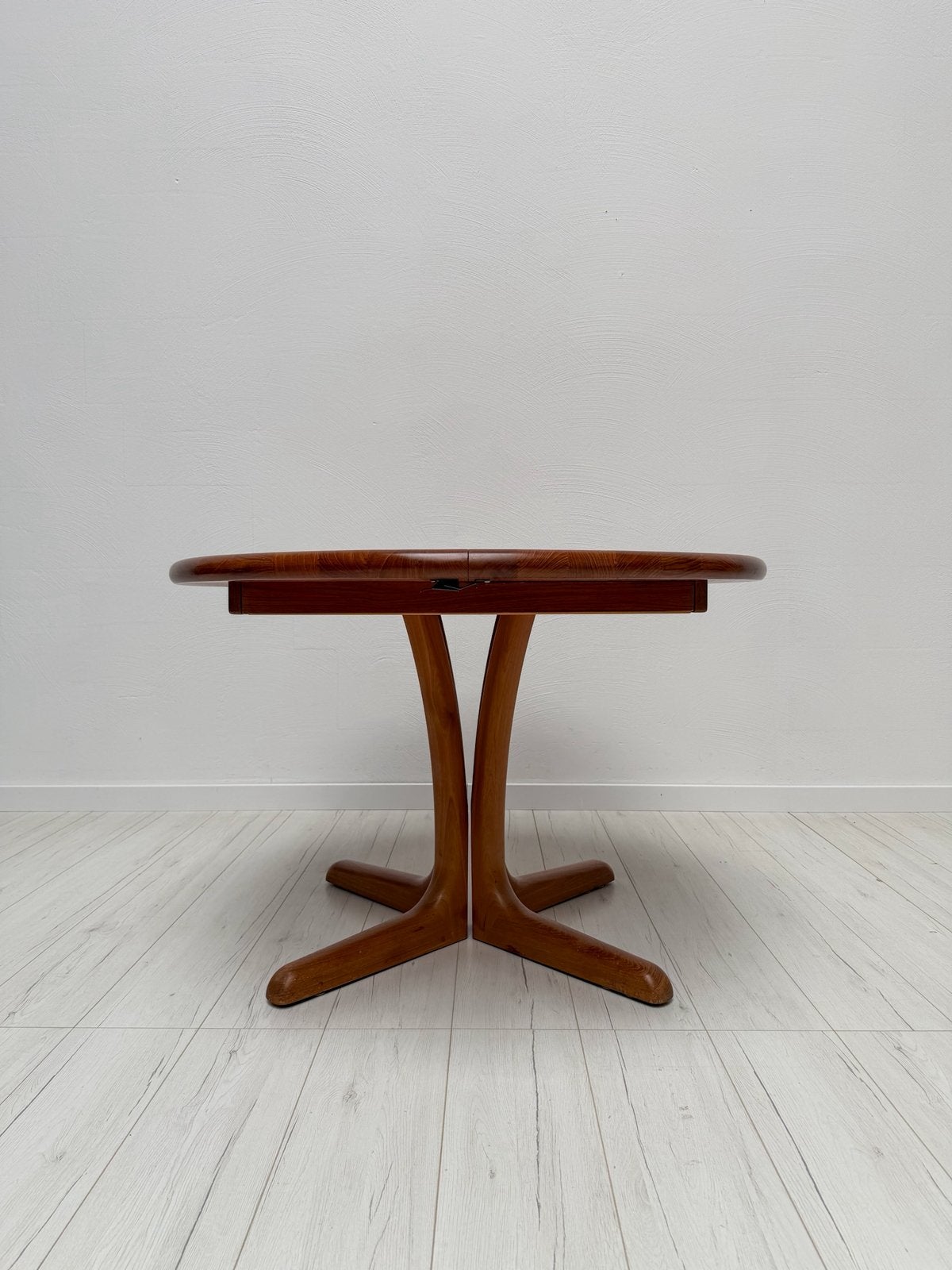 Vintage Deense Teak Ronde Uitschuifbare Eettafel Langeskov, 100 tot 150 cm, Ophalen of Verzenden, Zo goed als nieuw, Vijf personen of meer
