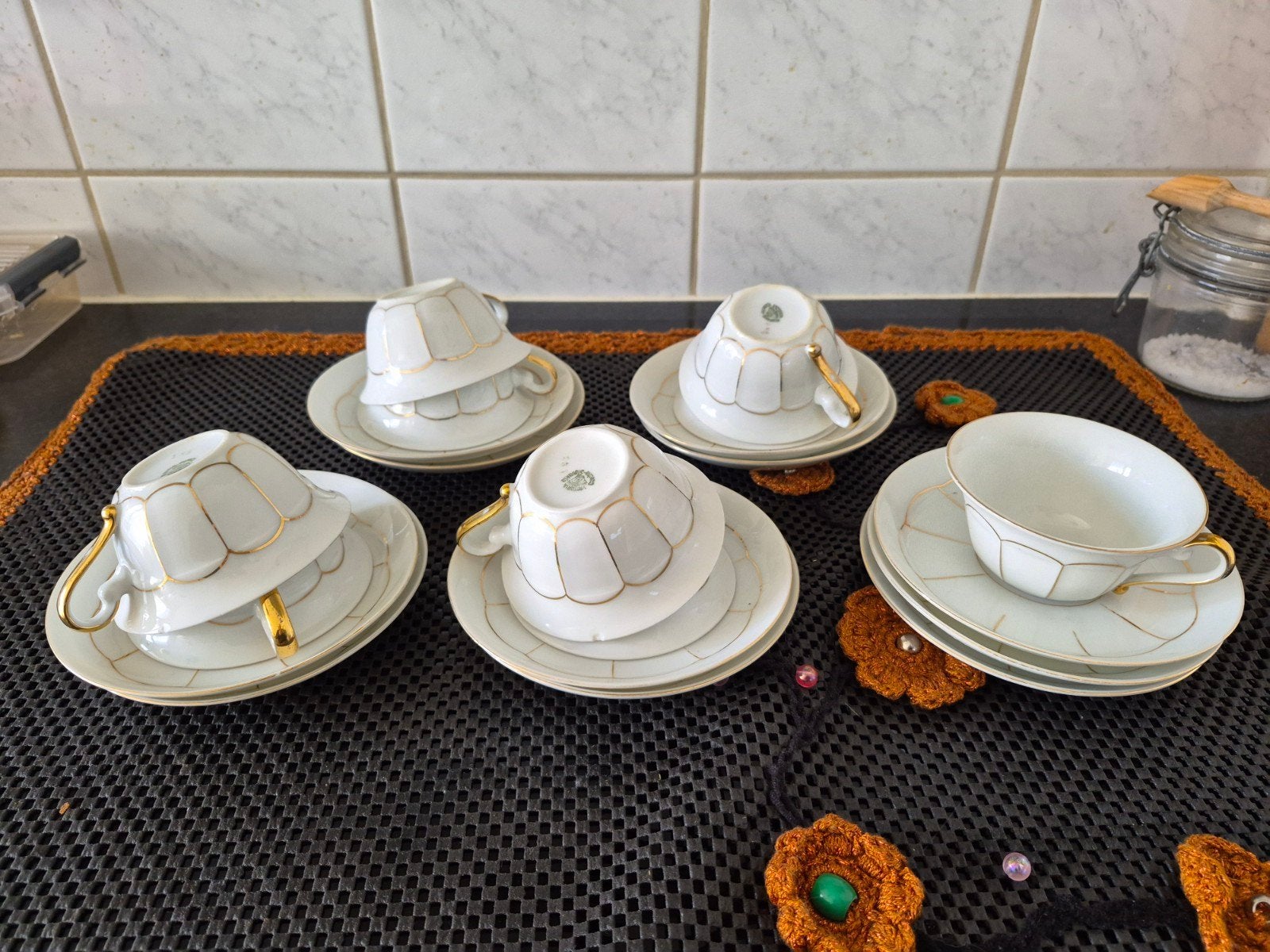 kopjes en schotels, Ophalen