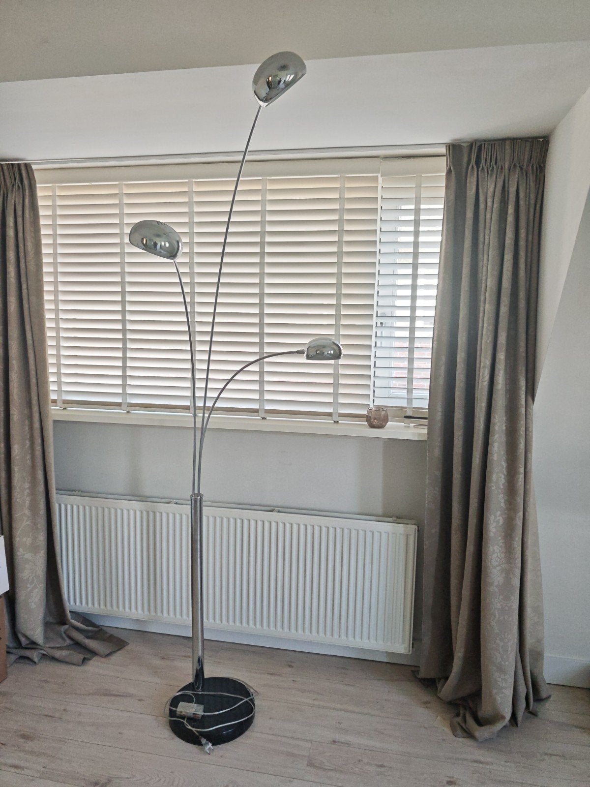 Moderne booglamp met 3 bollen - Chroom en marmer hoogte 215, Huis en Inrichting, Ophalen, Gebruikt, Overige fittingen, Modern