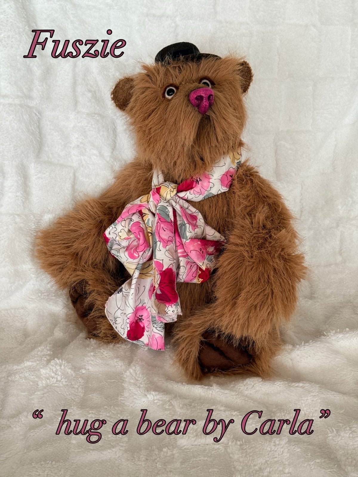 Fuszie handgemaakt "hug a bear by Carla" - 40 cm, Verzamelen, Beren en Cherished Teddies, Ophalen of Verzenden, Nieuw, Stoffen beer