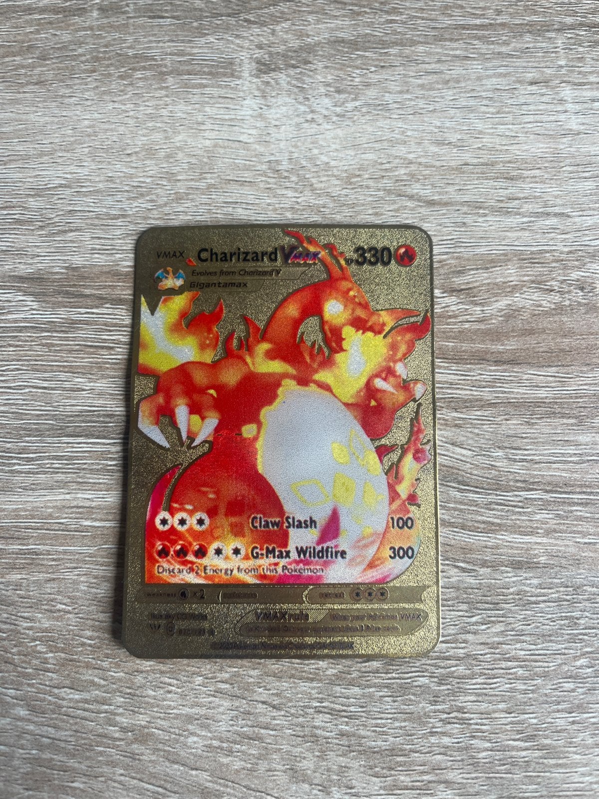 Charizard VMAX Gouden Metalen Pokémon Kaart, Ophalen of Verzenden, Zo goed als nieuw, Losse kaart, Foil