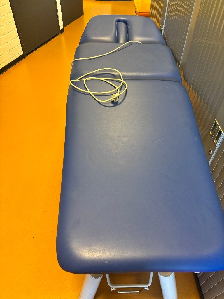 Behandelbank Manumed elektrisch, Ophalen, Gebruikt, Massagetafel