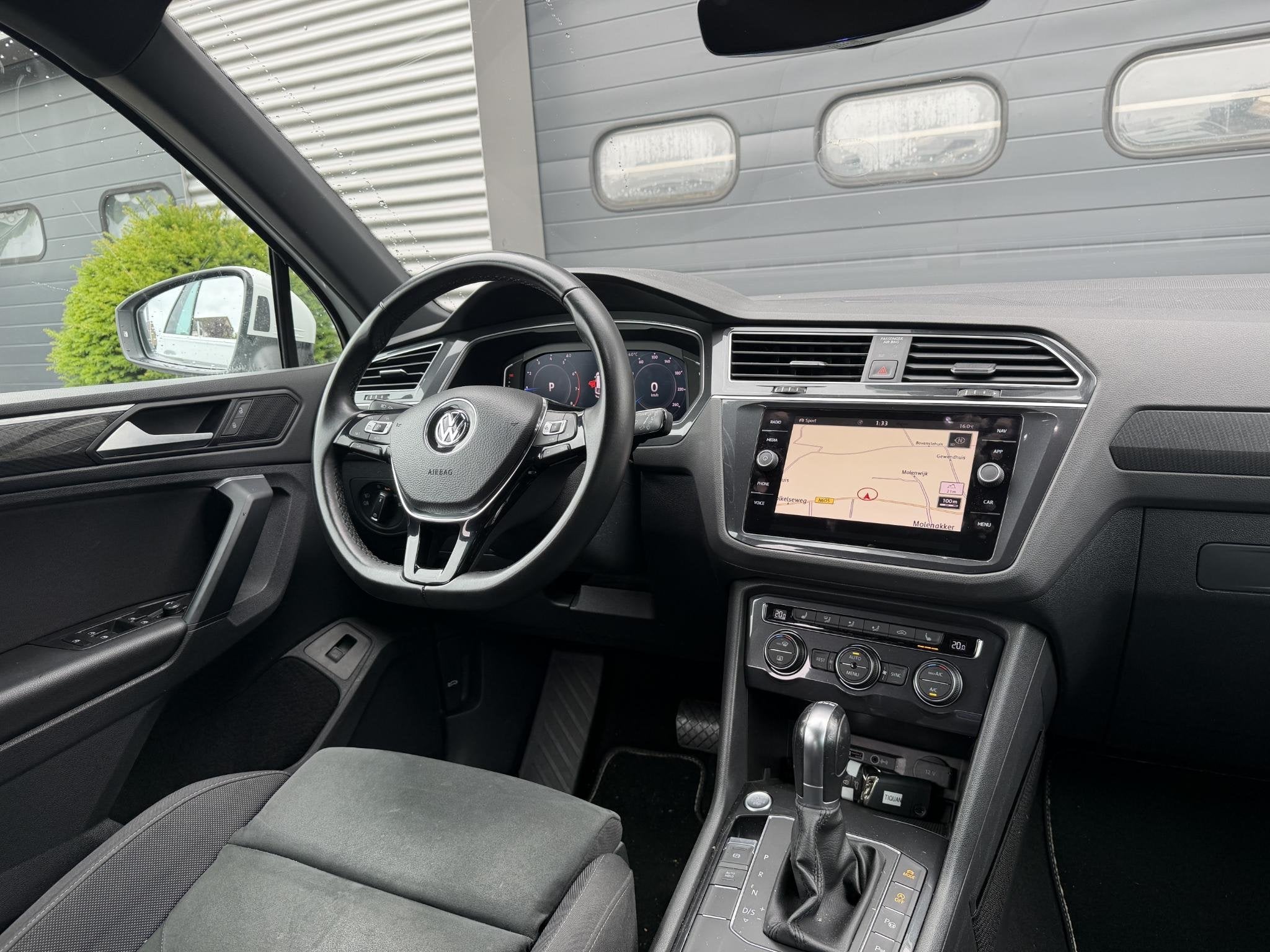 Volkswagen Tiguan 1.5 TSI DSG R-Line TIK IN MOTOR | Navigati, Auto's, Gebruikt, 150 pk, Wit, SUV of Terreinwagen