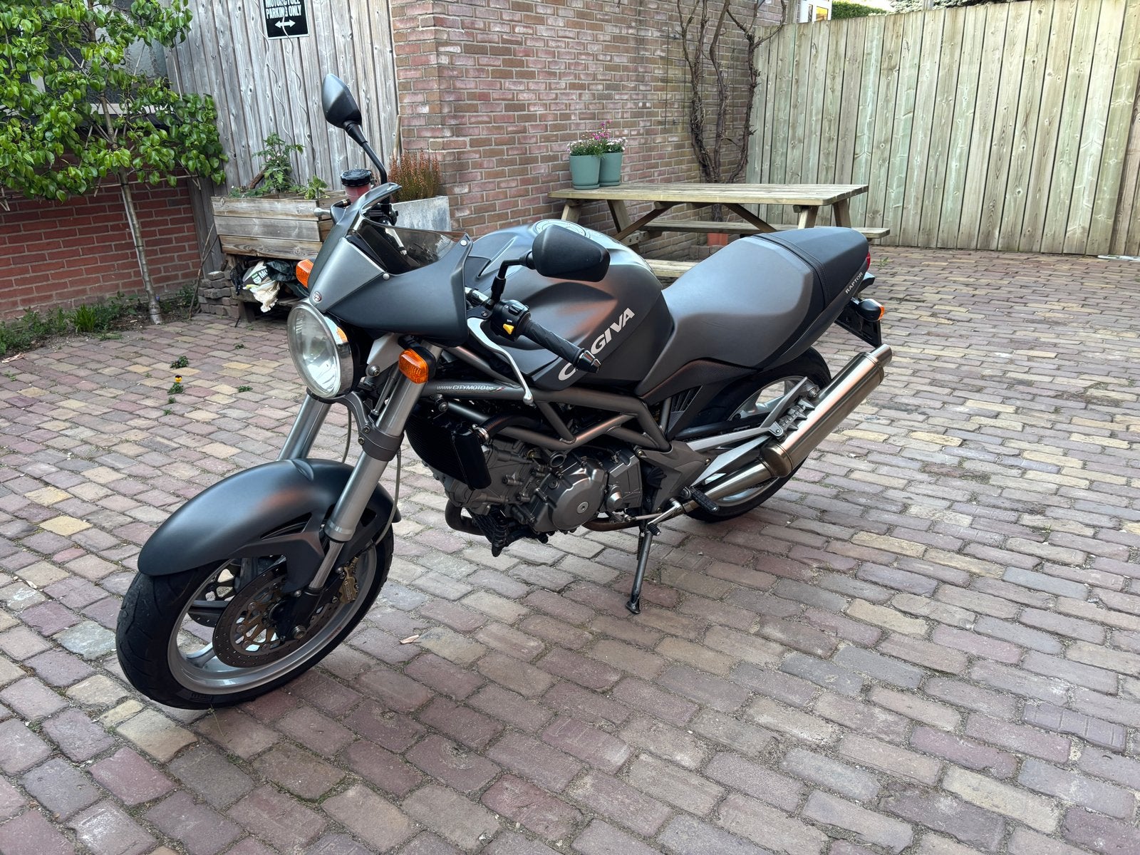 Cagiva Raptor 650 ie 2007 - Goed onderhouden, nieuwe banden!, Motoren, 2 cilinders, Sportuitlaat, Motorrijbewijs A, Gebruikt