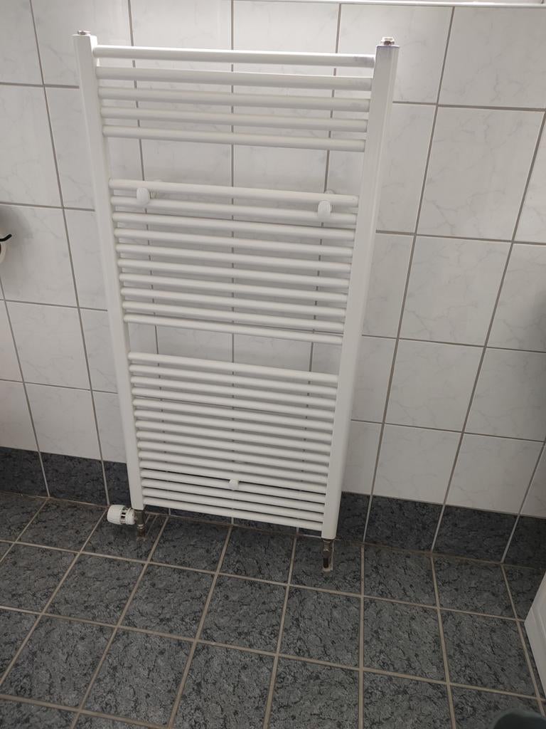 Witte handdoekradiator met thermostaatknop, Doe-het-zelf en Verbouw, Verwarming en Radiatoren, Radiator, Minder dan 60 cm, Ophalen of Verzenden