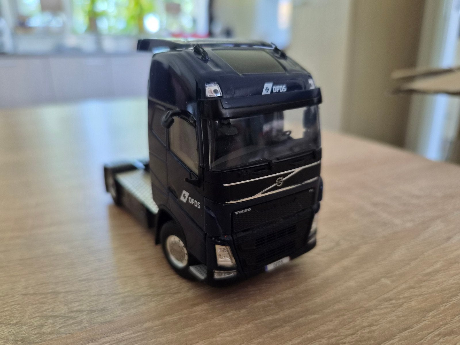 Volvo truck dfds, Hobby en Vrije tijd, Modelauto's | 1:50, T, T, Zo goed als nieuw, Tekno
