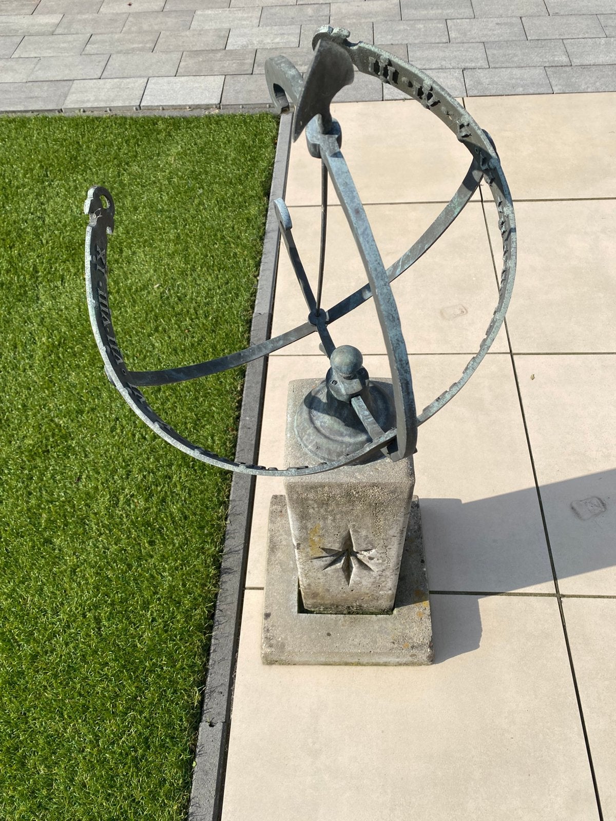 Klassieke armillairsfeer zonnewijzer op stenen sokkel, 62 cm, Ophalen, Gebruikt
