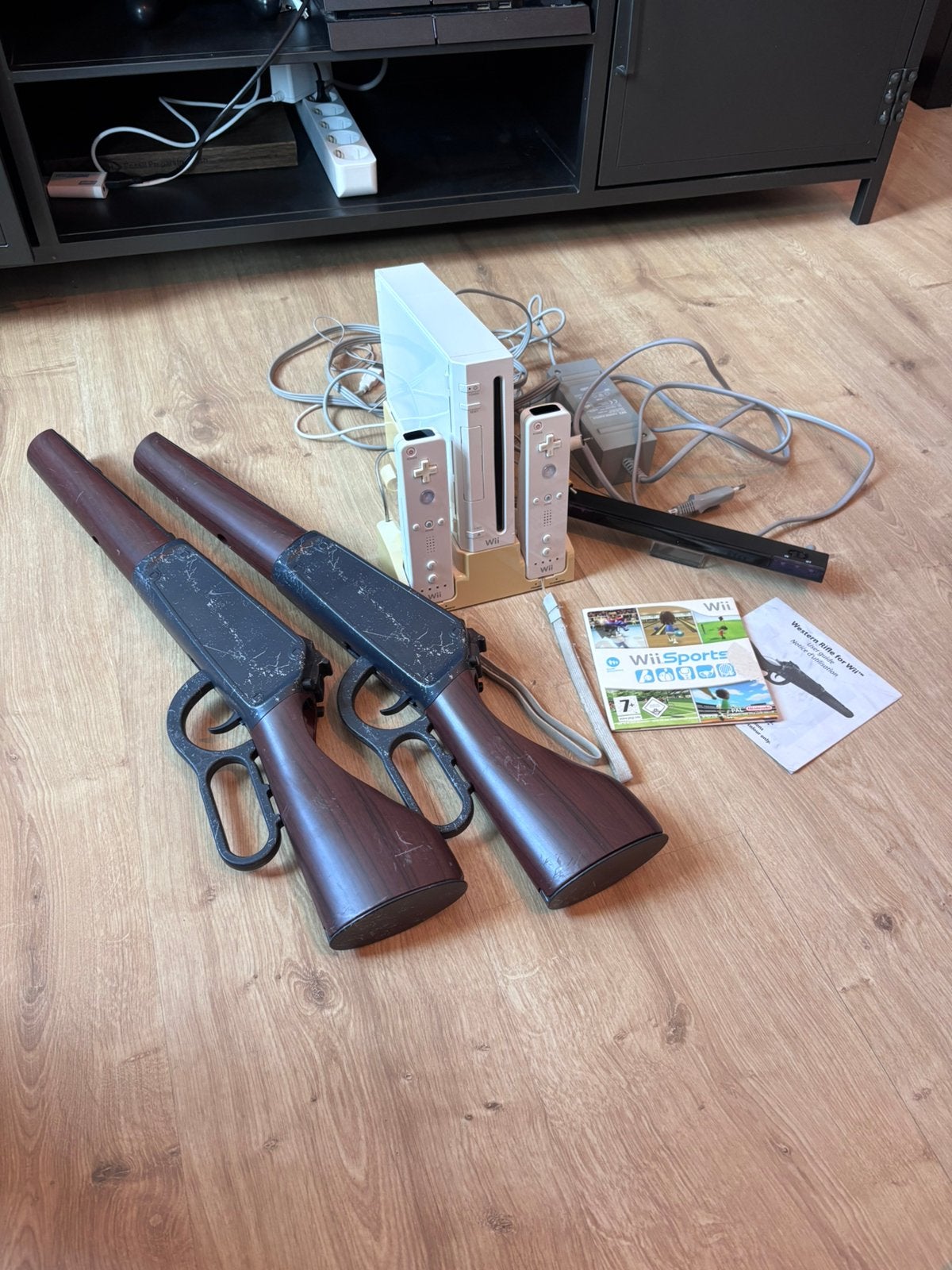 Wii set met wii sports en geweren, Spelcomputers en Games, Spelcomputers | Nintendo Wii, Ophalen of Verzenden, Zo goed als nieuw