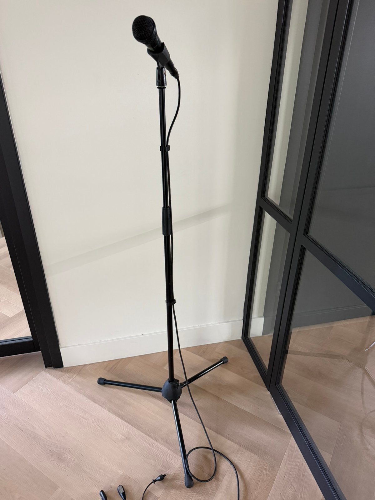 Stagg microfoon /6 meter snoer/rechte mikestand, Ophalen, Gebruikt, Zangmicrofoon