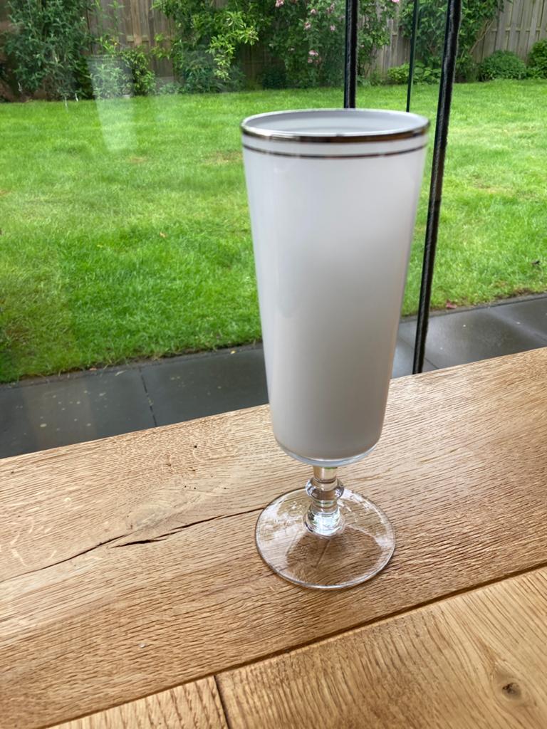 Elegante witte vaas met zilveren rand, 22 cm hoog, Huis en Inrichting, Woonaccessoires | Vazen, Wit, Ophalen of Verzenden, Minder dan 50 cm