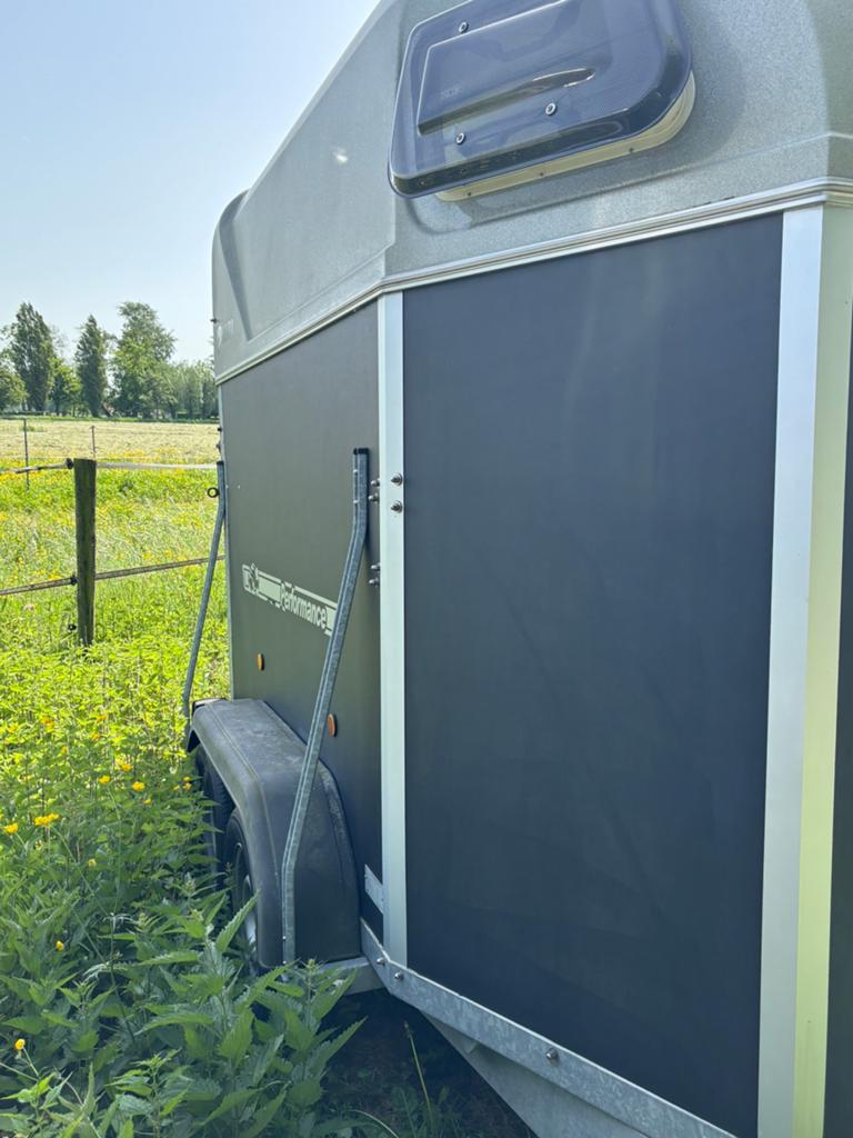 Henra 1,5 paardentrailer met aluminium bodem, Dieren en Toebehoren, Paarden en Pony's | Trailers en Aanhangwagens, Ophalen, Gebruikt