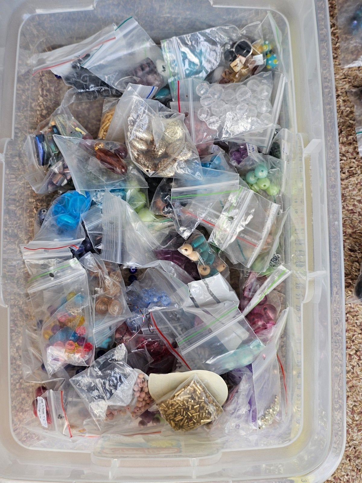 grote bak met diverse soorten kralen, Hobby en Vrije tijd, Kralen en Sieraden maken, Ophalen, Kraal