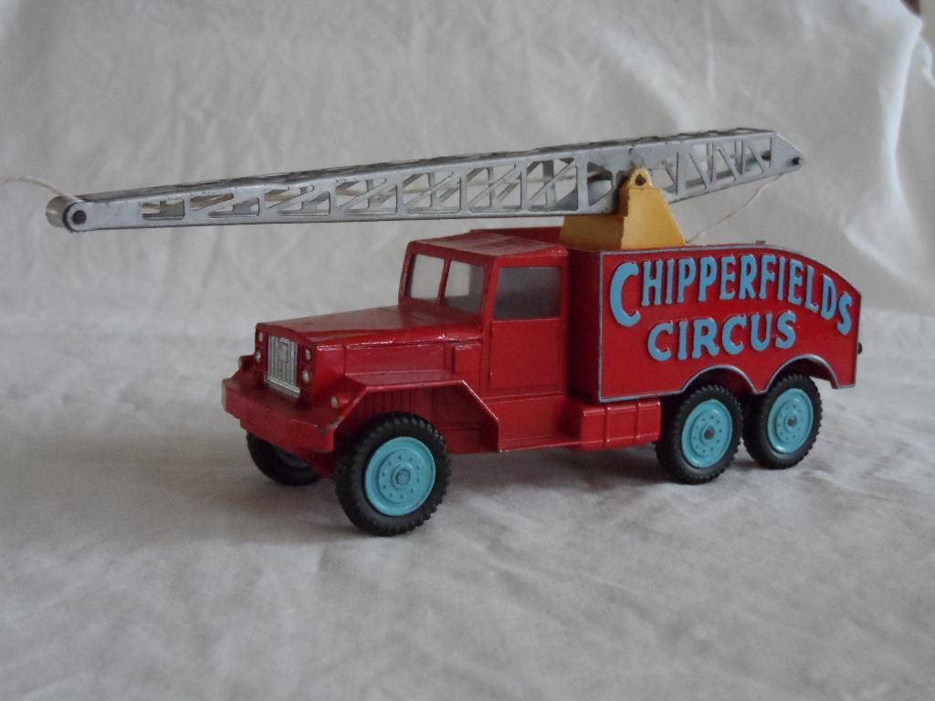 Corgi Toys International 6x6 Truck Chipperfields 1121, Hobby en Vrije tijd, Modelauto's | 1:43, Gebruikt, Auto, Dinky Toys, Ophalen of Verzenden