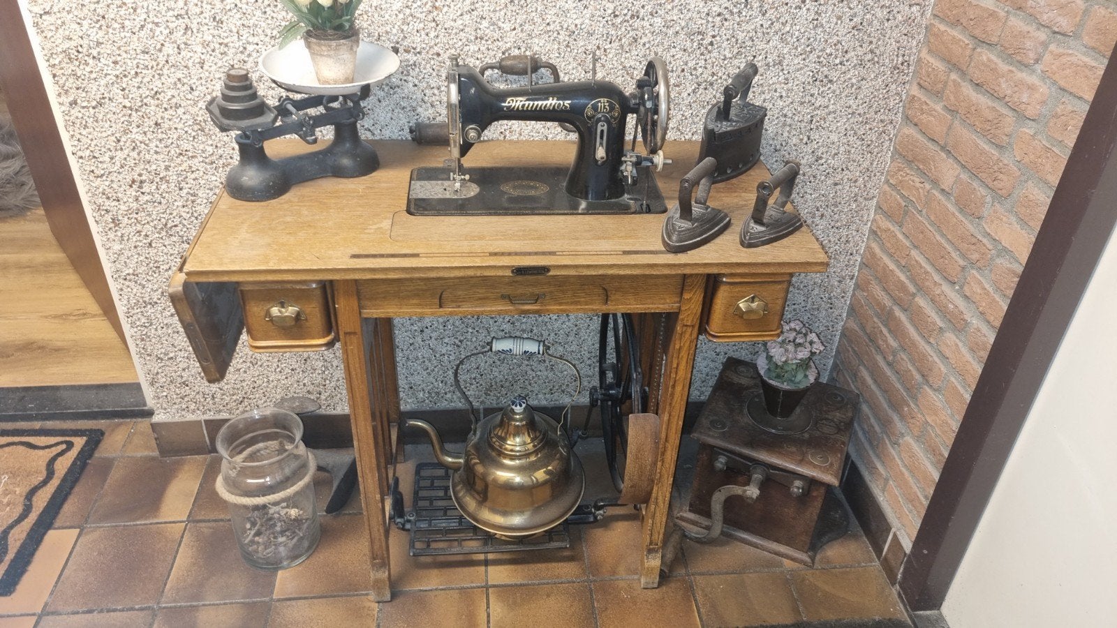 Antieke Naaimachine met Houten Tafel, Ophalen