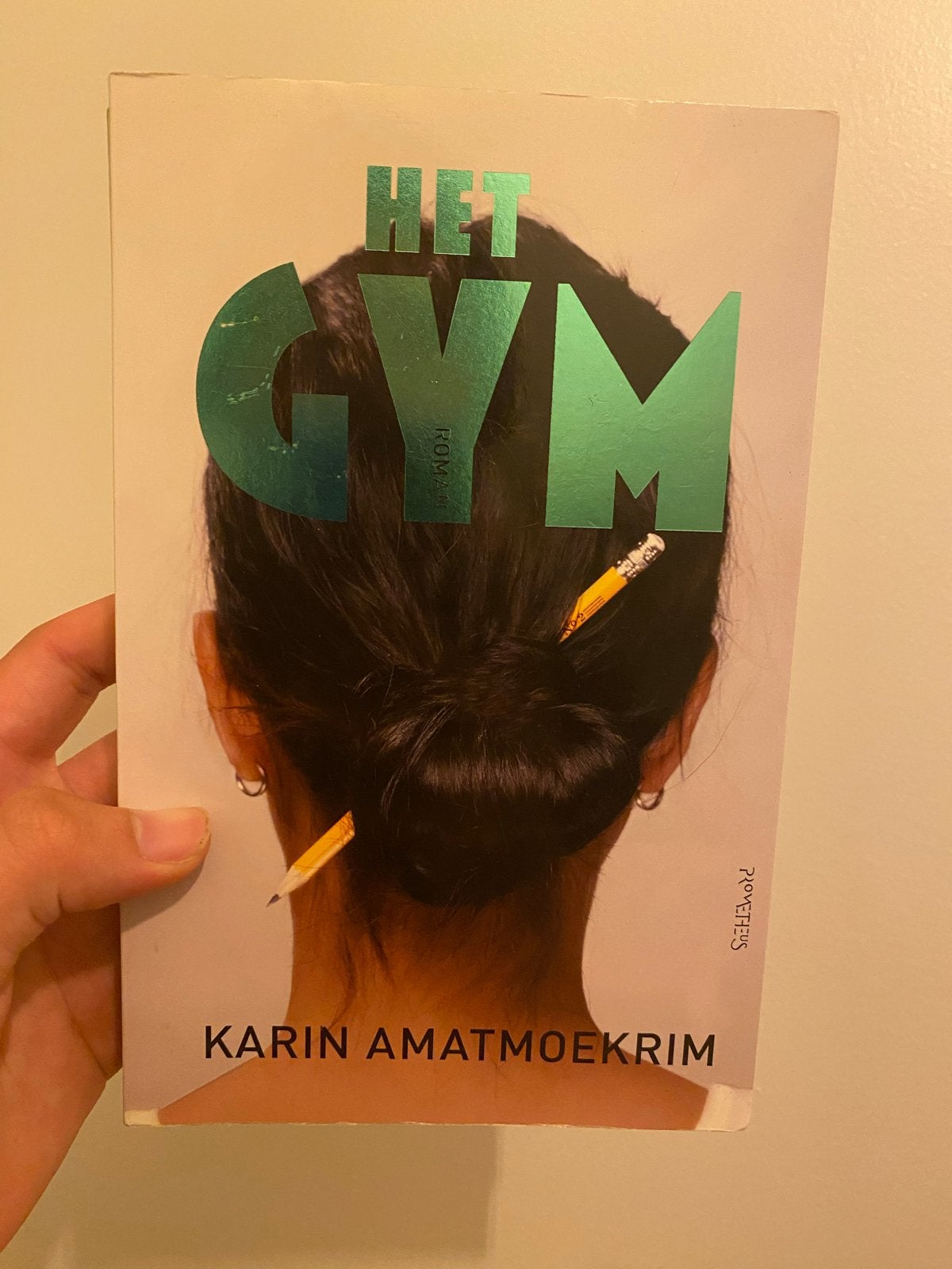 Het Gym - Karin Amatmoekrim (roman), Boeken, Ophalen of Verzenden, Zo goed als nieuw, Nederland