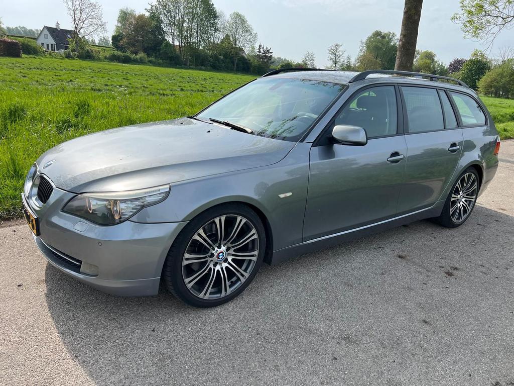BMW 5-Serie 3.0 I 525 Touring AUT 2007 Grijs, Auto's, BMW, Achterwielaandrijving, Zwart, 2000 kg, 2996 cc