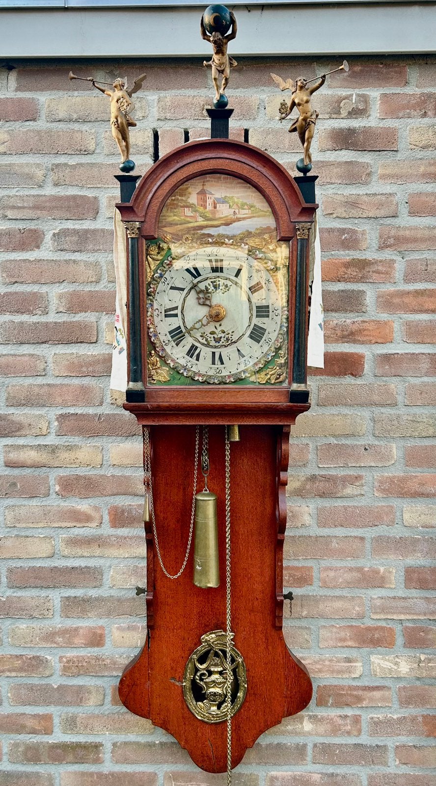 Antieke Friese staartklok met wekkerwerk en bruidskrans, Ophalen of Verzenden
