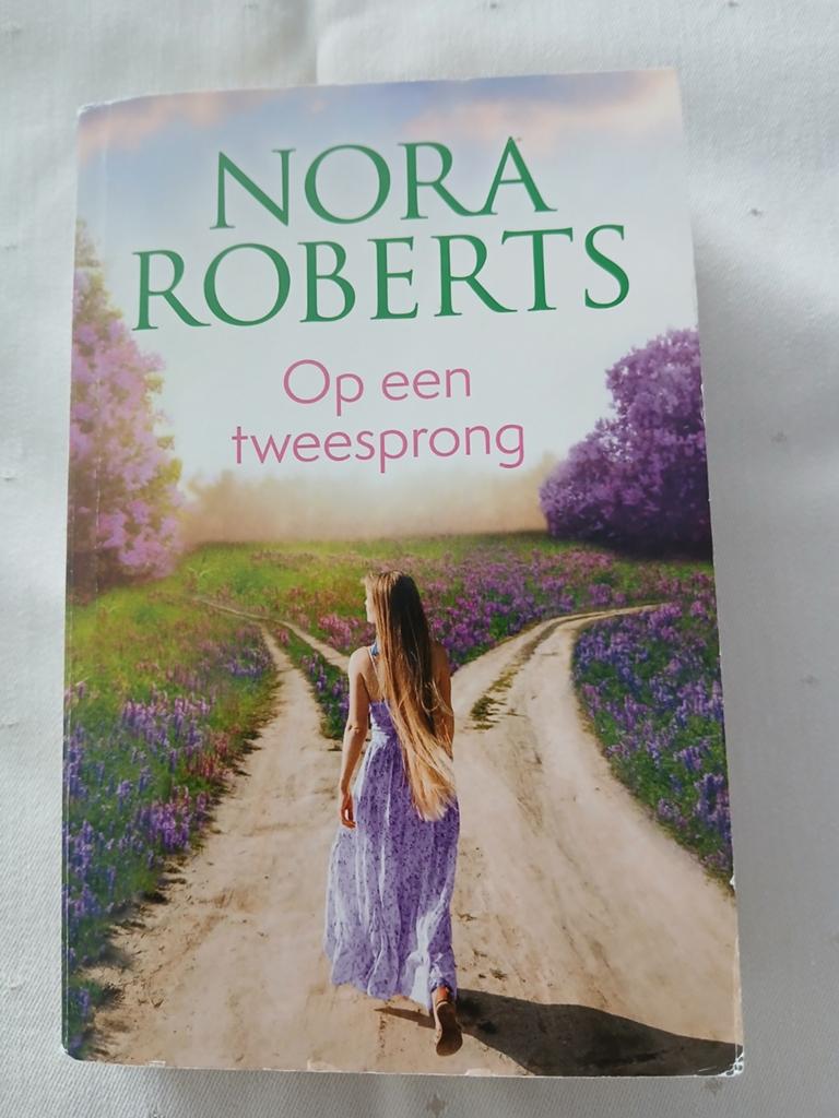Op een tweesprong, Nieuw, Ophalen of Verzenden, Nora Roberts, Amerika