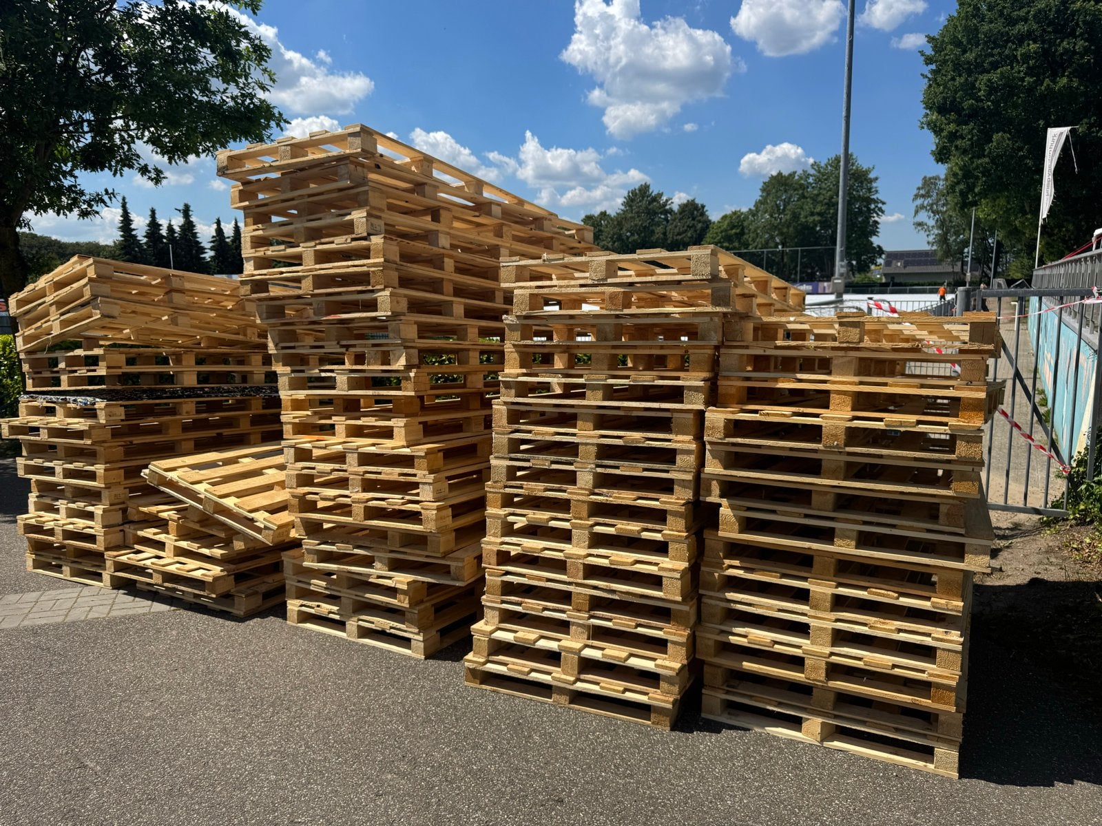Grote partij houten pallets gratis afhalen Arnhem, Ophalen