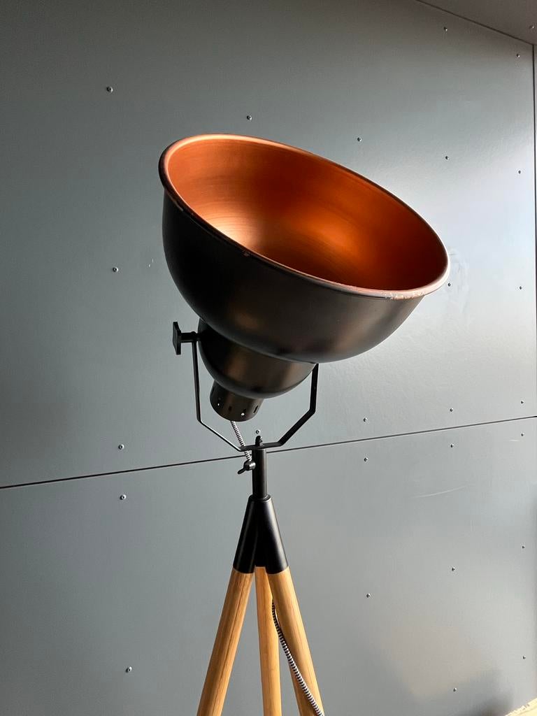 Stijlvolle staande lamp met driepoot en koperen binnenkant, Ophalen, Zo goed als nieuw, Hout, 150 tot 200 cm