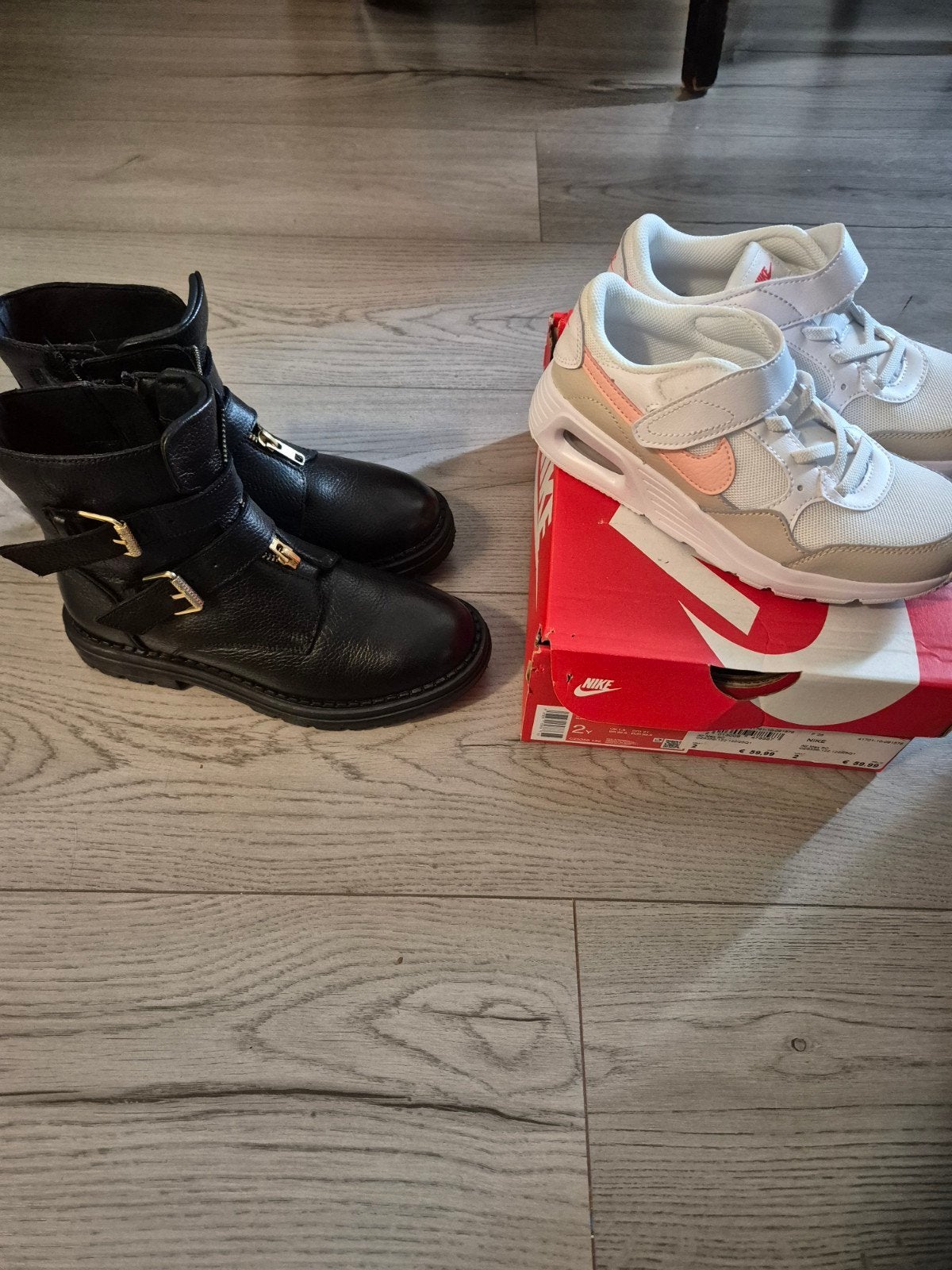 Nieuwe kinderschoenen: zwarte laarzen (mt 34) & Nike sneaker, Jongen of Meisje, Nieuw, Ophalen of Verzenden, Laarzen