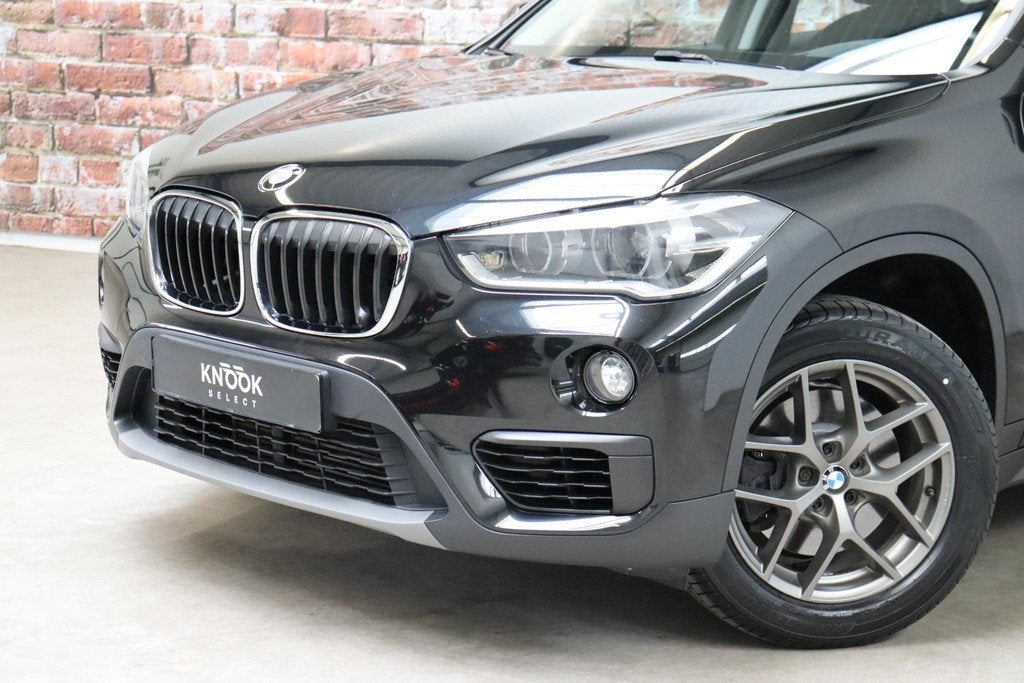 BMW X1 sDrive20i Executive Automaat / Navigatiesysteem Plus, Auto's, BMW, 1998 cc, Stof, Euro 6, Zwart