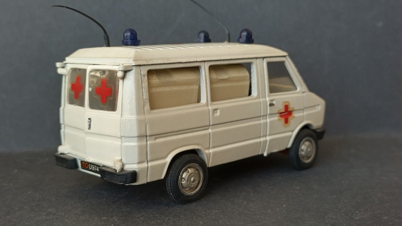 Iveco Daily Ambulance Rode Kruis 1:43 Old Cars Pol, Overige merken, Auto, Verzenden, .